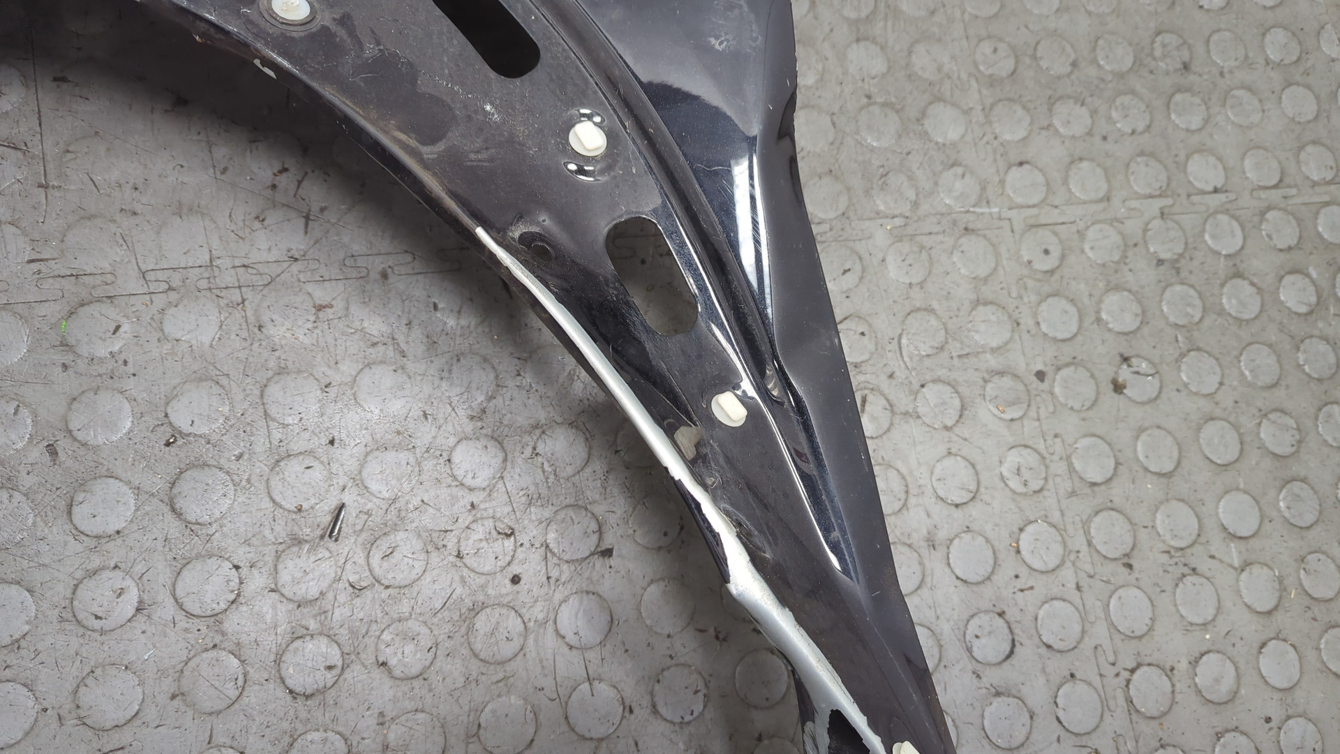 Крыло переднее левое