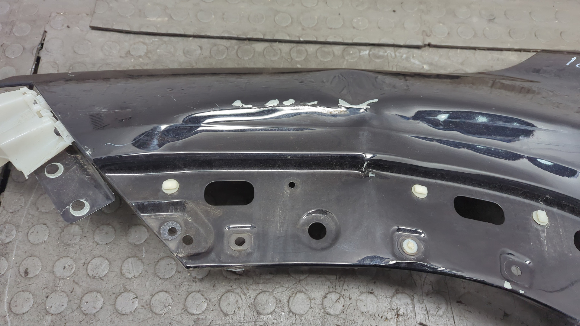 Крыло переднее левое