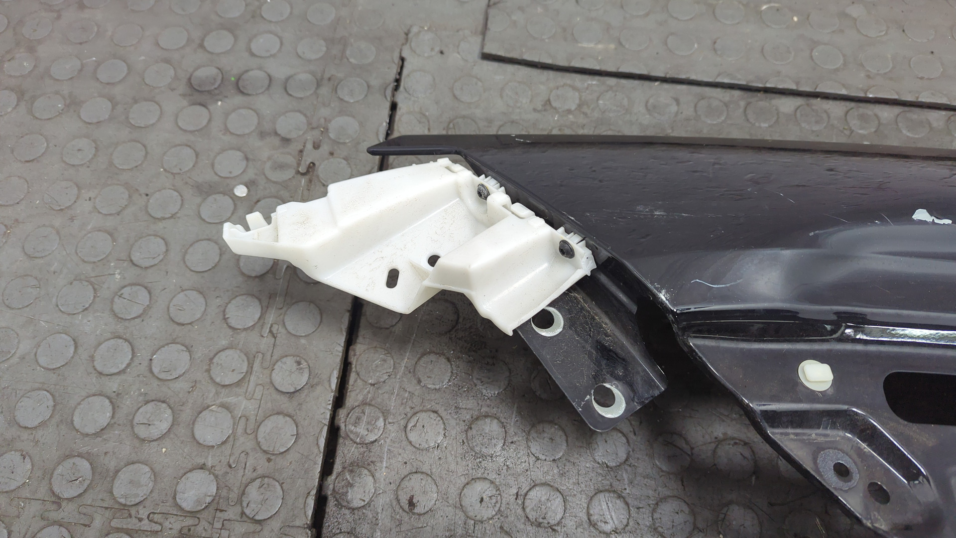 Крыло переднее левое