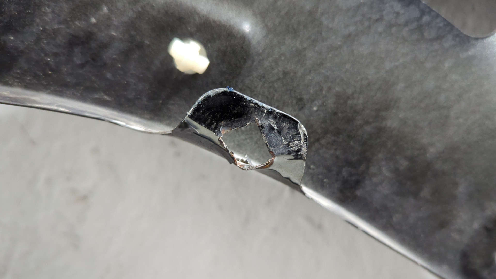 Крыло переднее левое