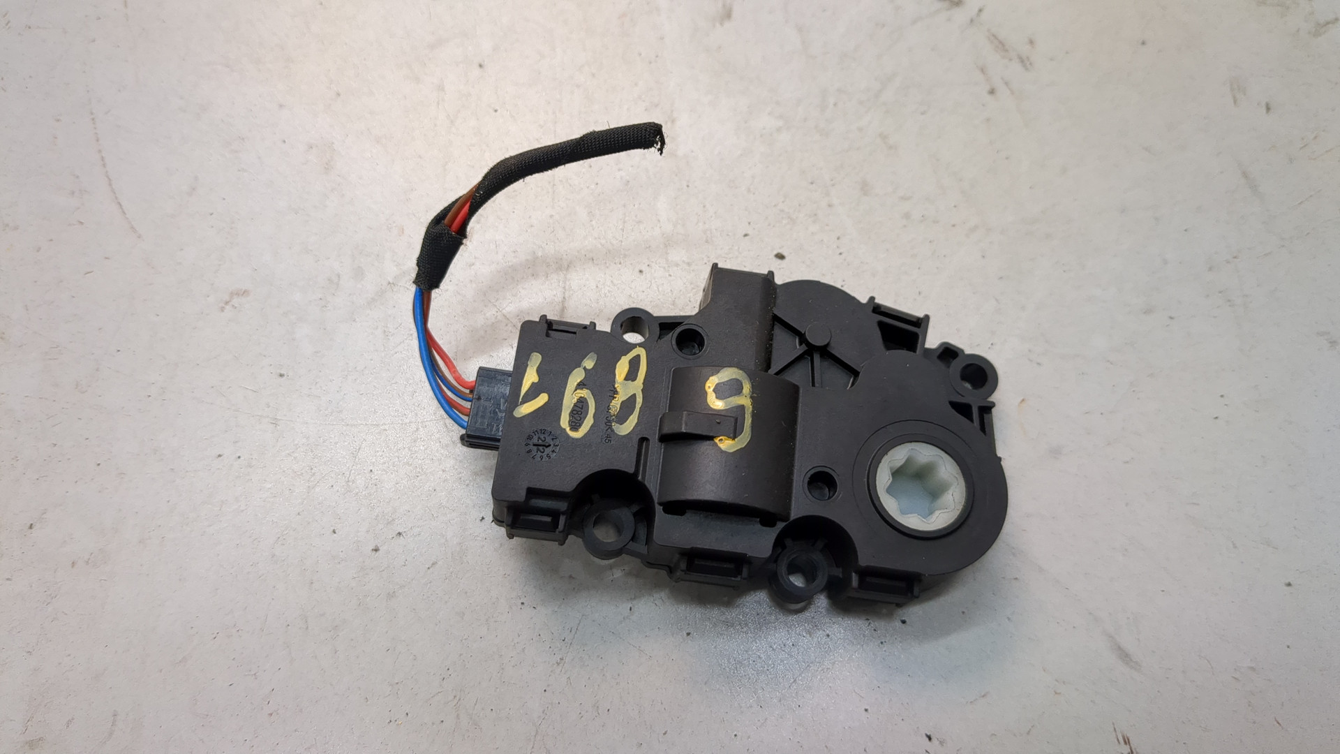 Моторчик заслонки печки