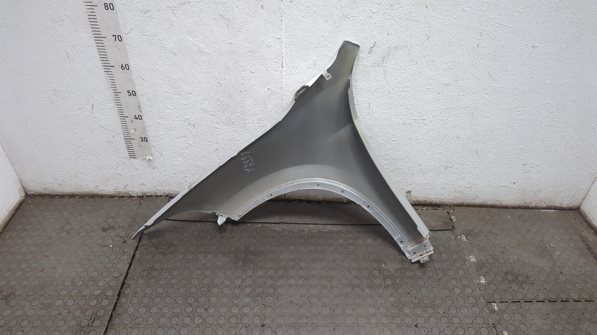 Крыло переднее правое