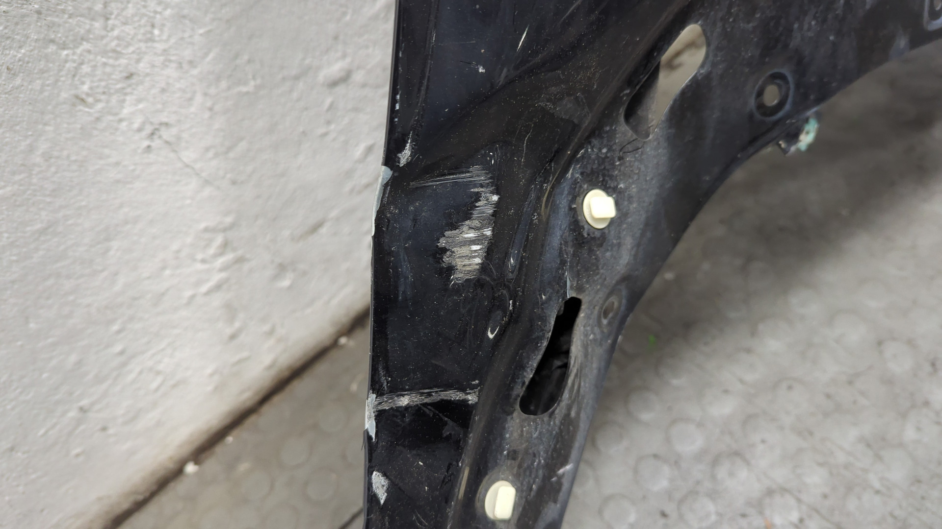 Крыло переднее правое