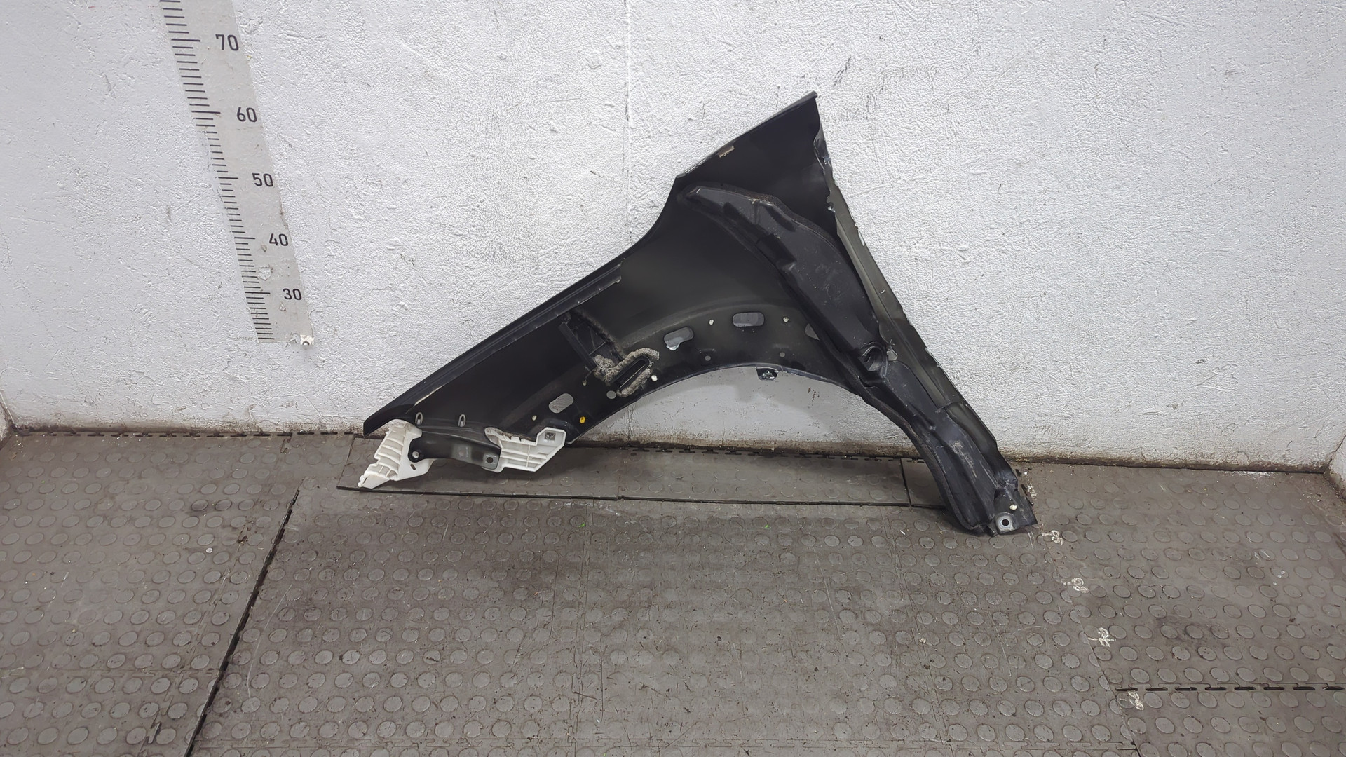 Крыло переднее правое