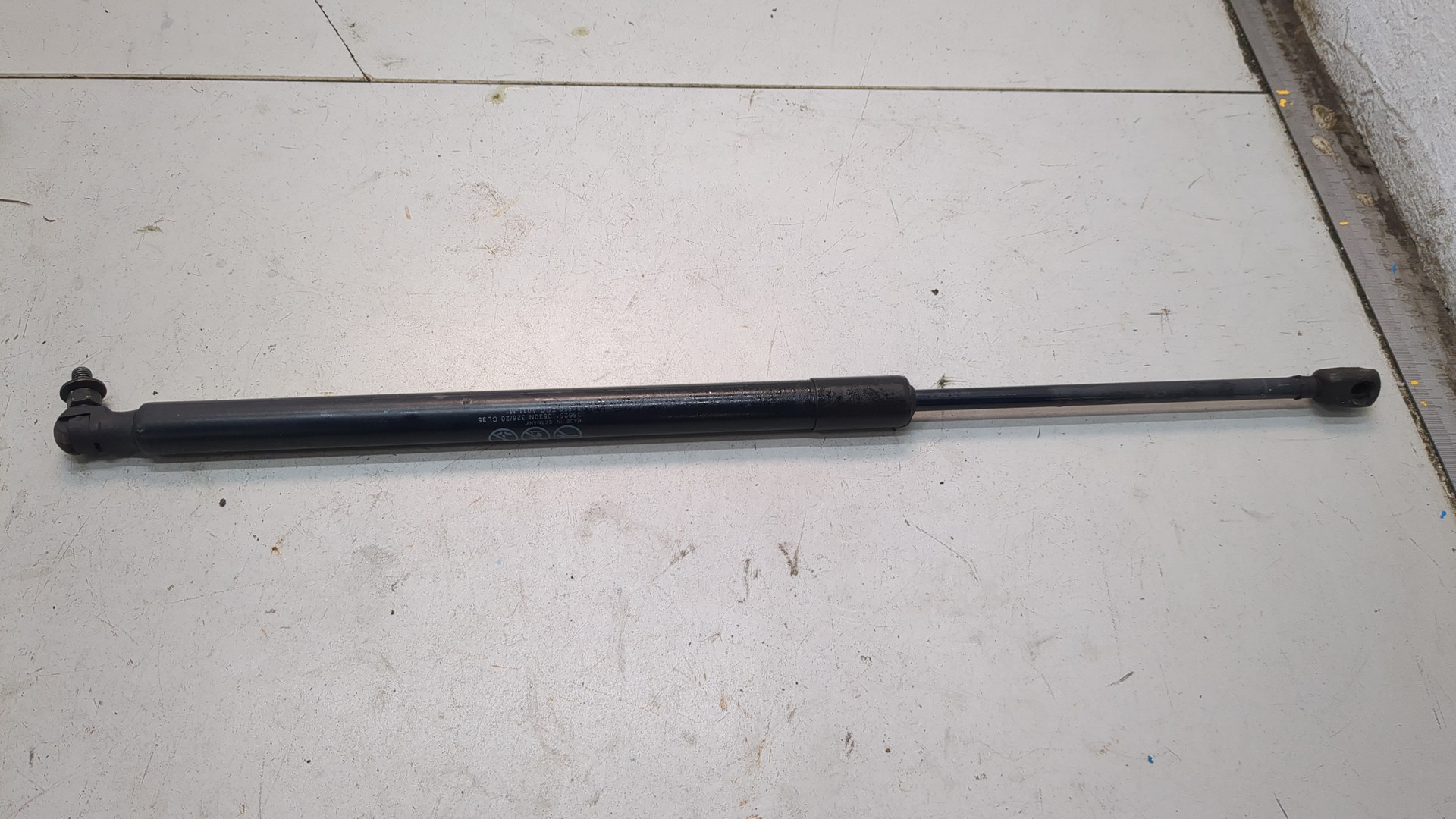 Амортизатор капота