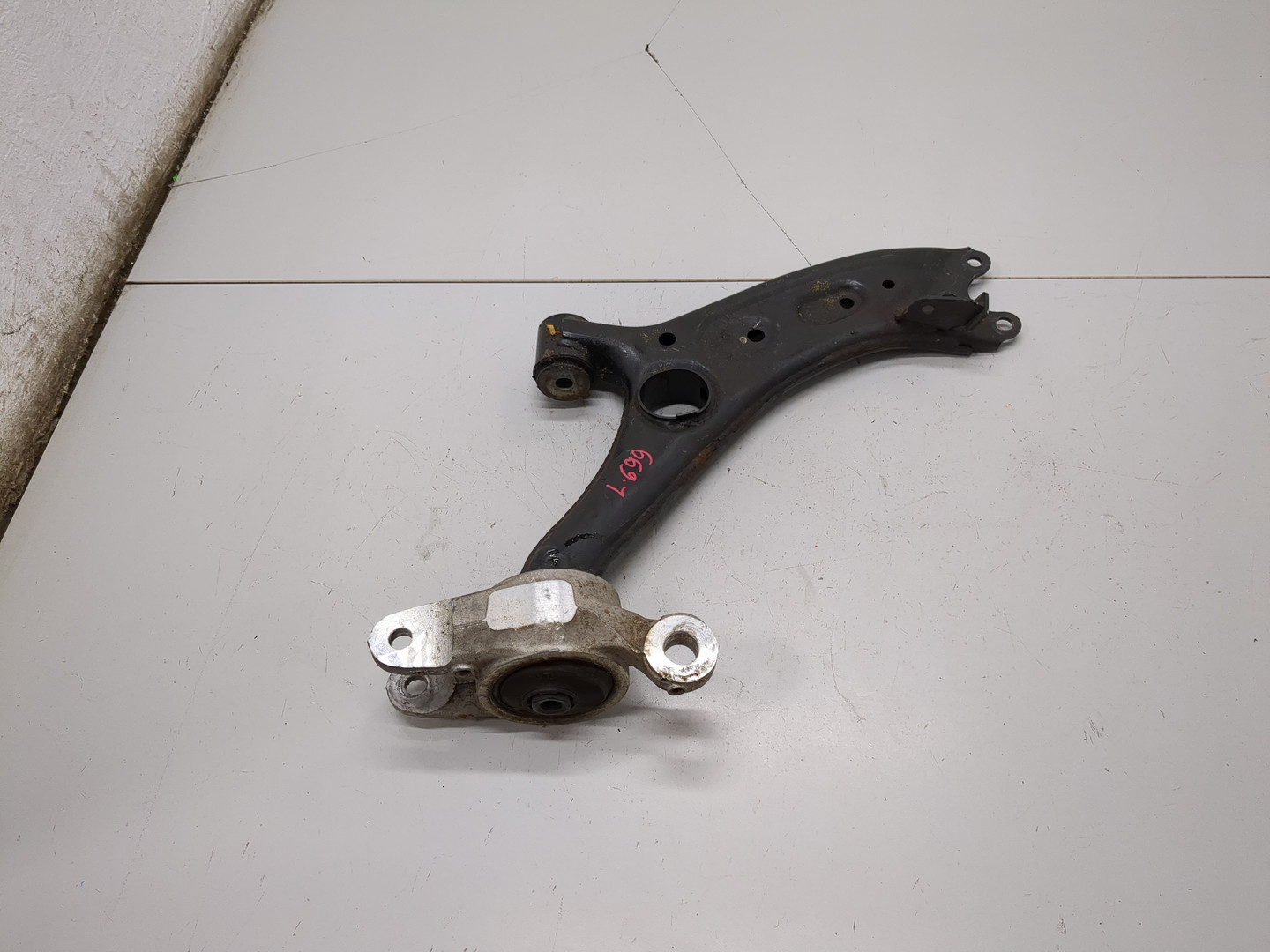 Рычаг передний правый