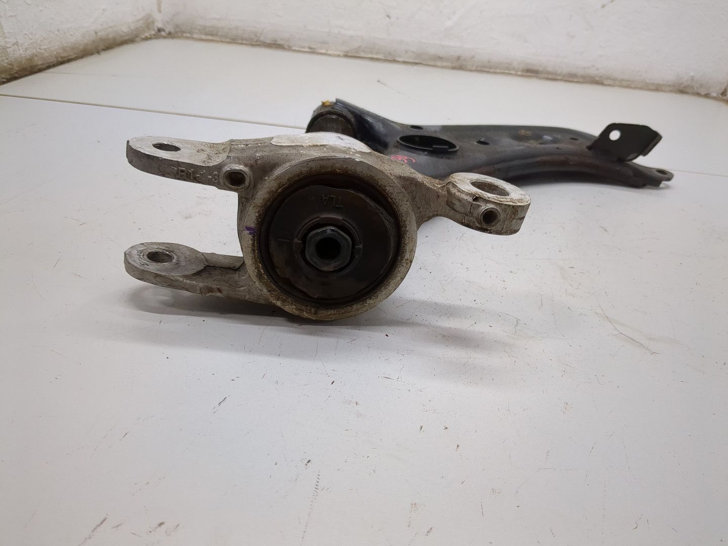 Рычаг передний правый