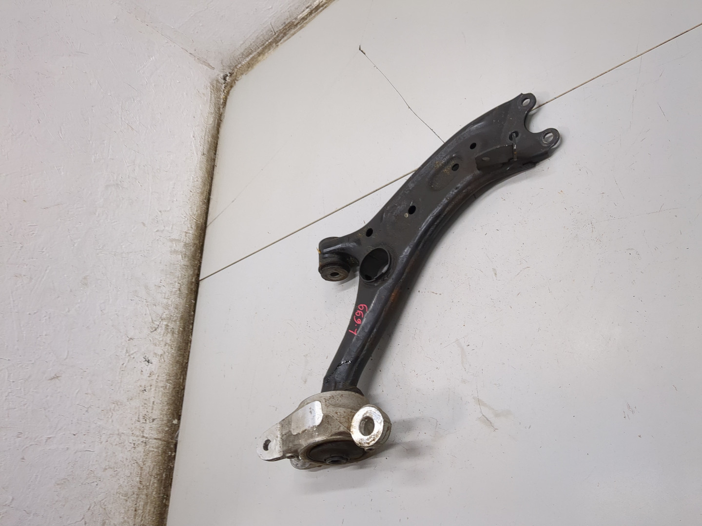 Рычаг передний правый