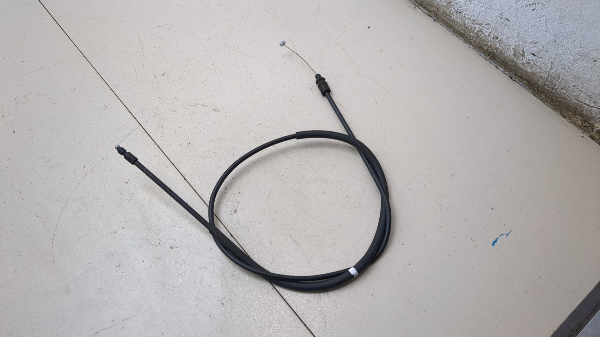 Трос открывания капота