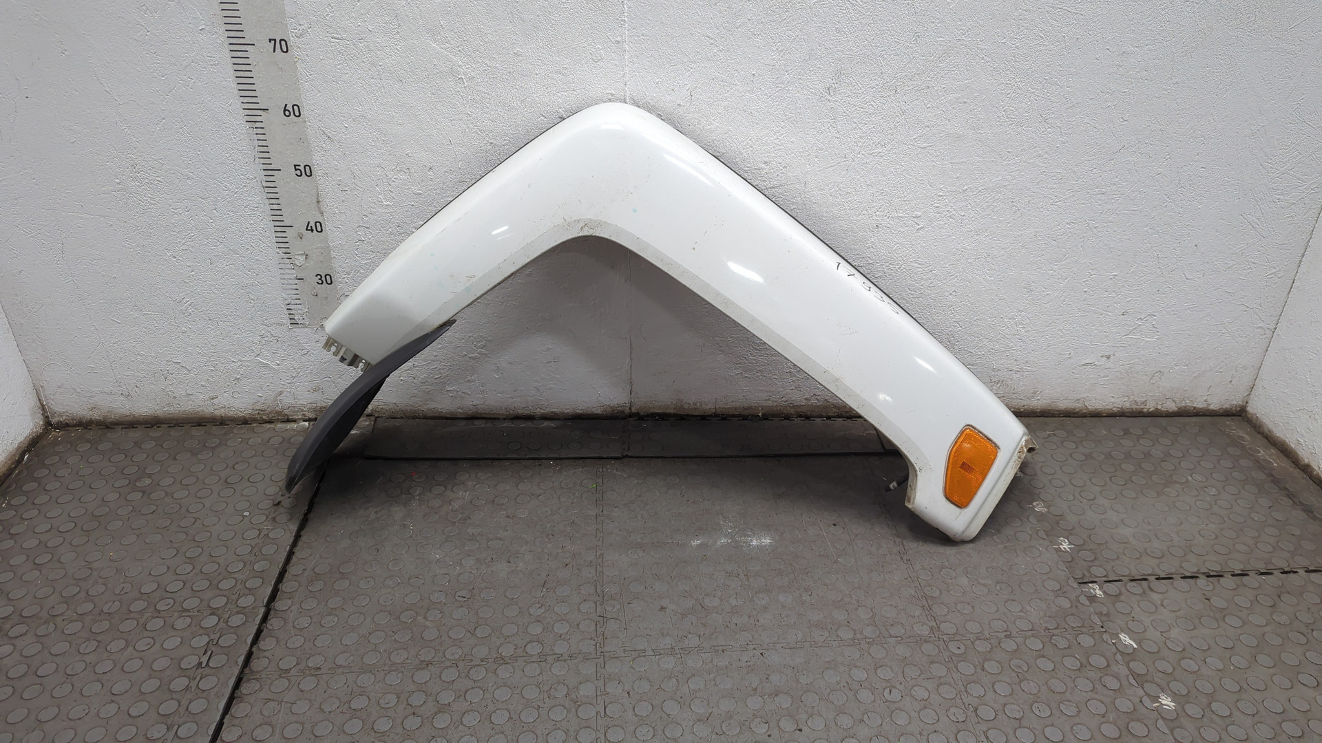 Крыло переднее правое