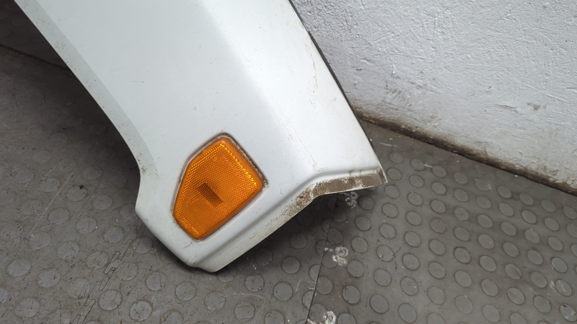 Крыло переднее правое