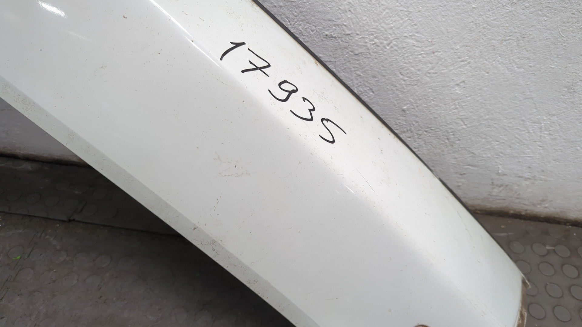 Крыло переднее правое