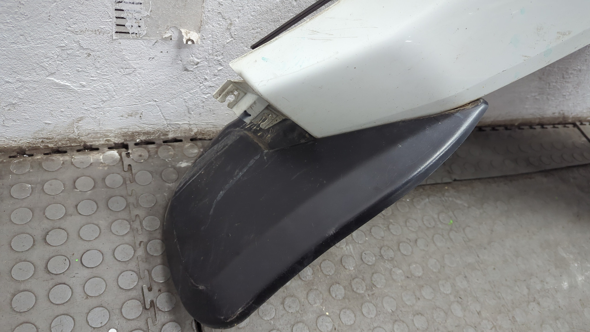 Крыло переднее правое