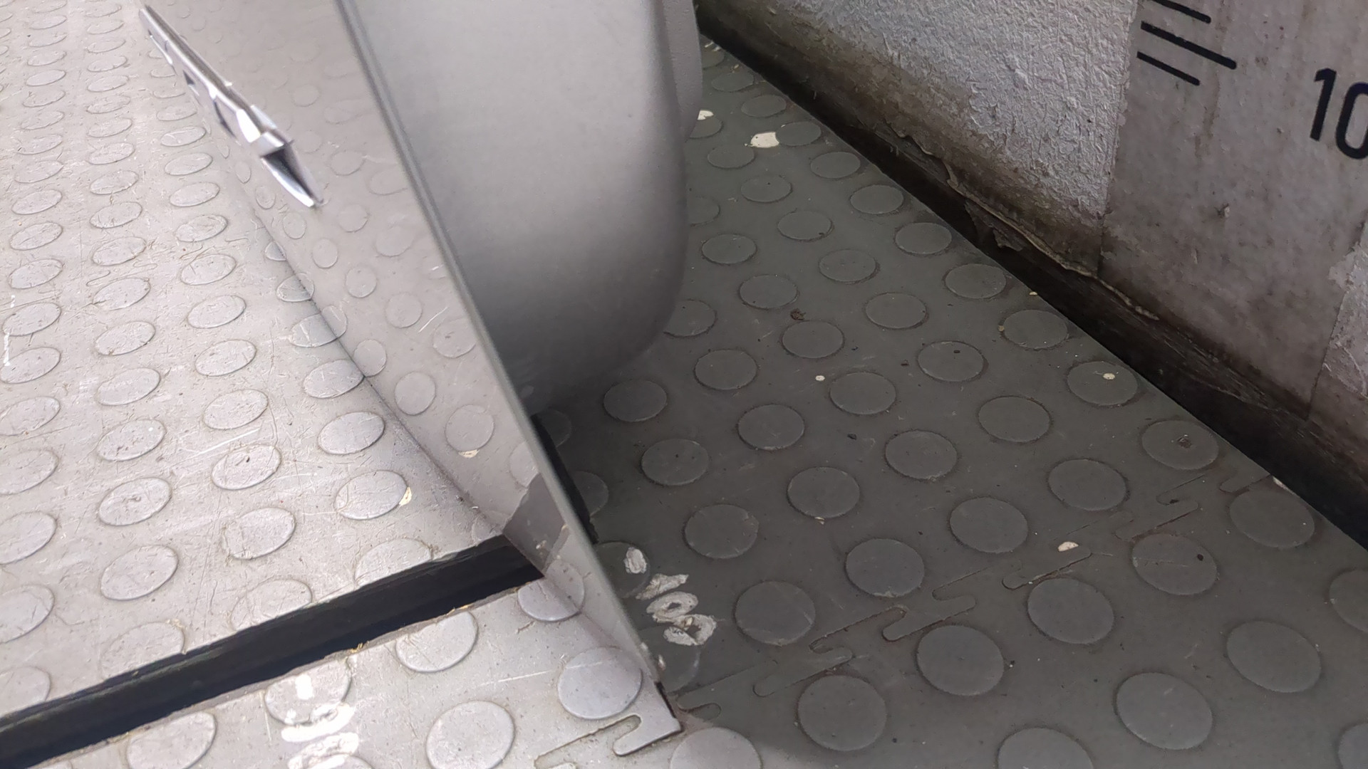 Дверь багажника