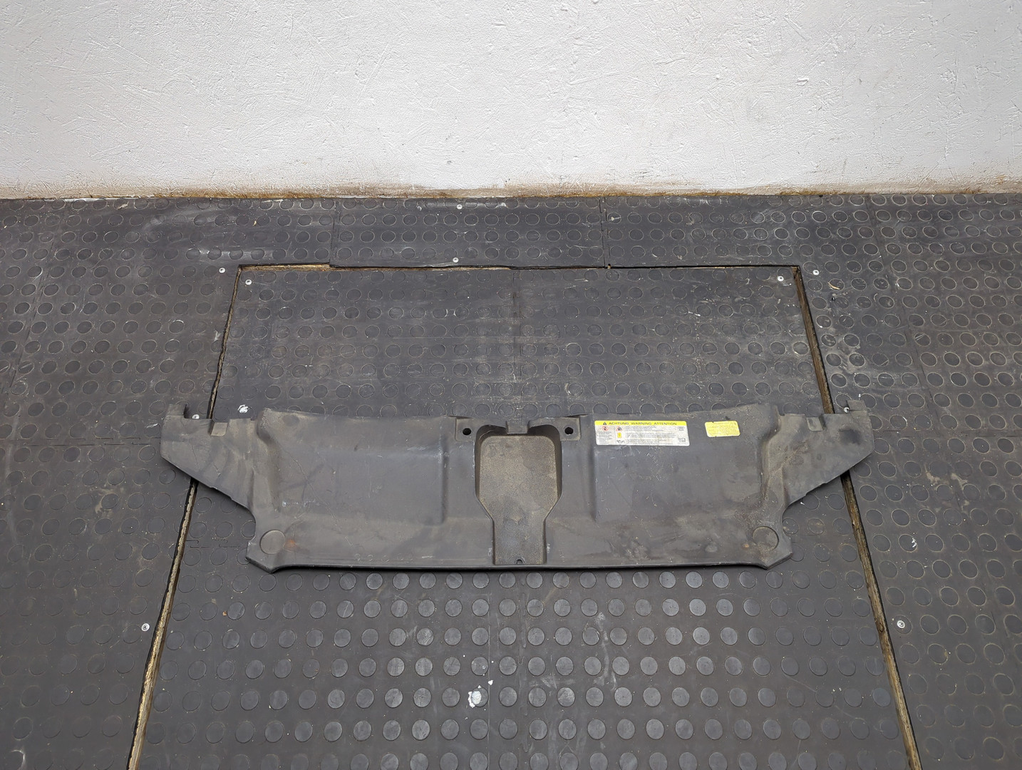 Кожух замка капота