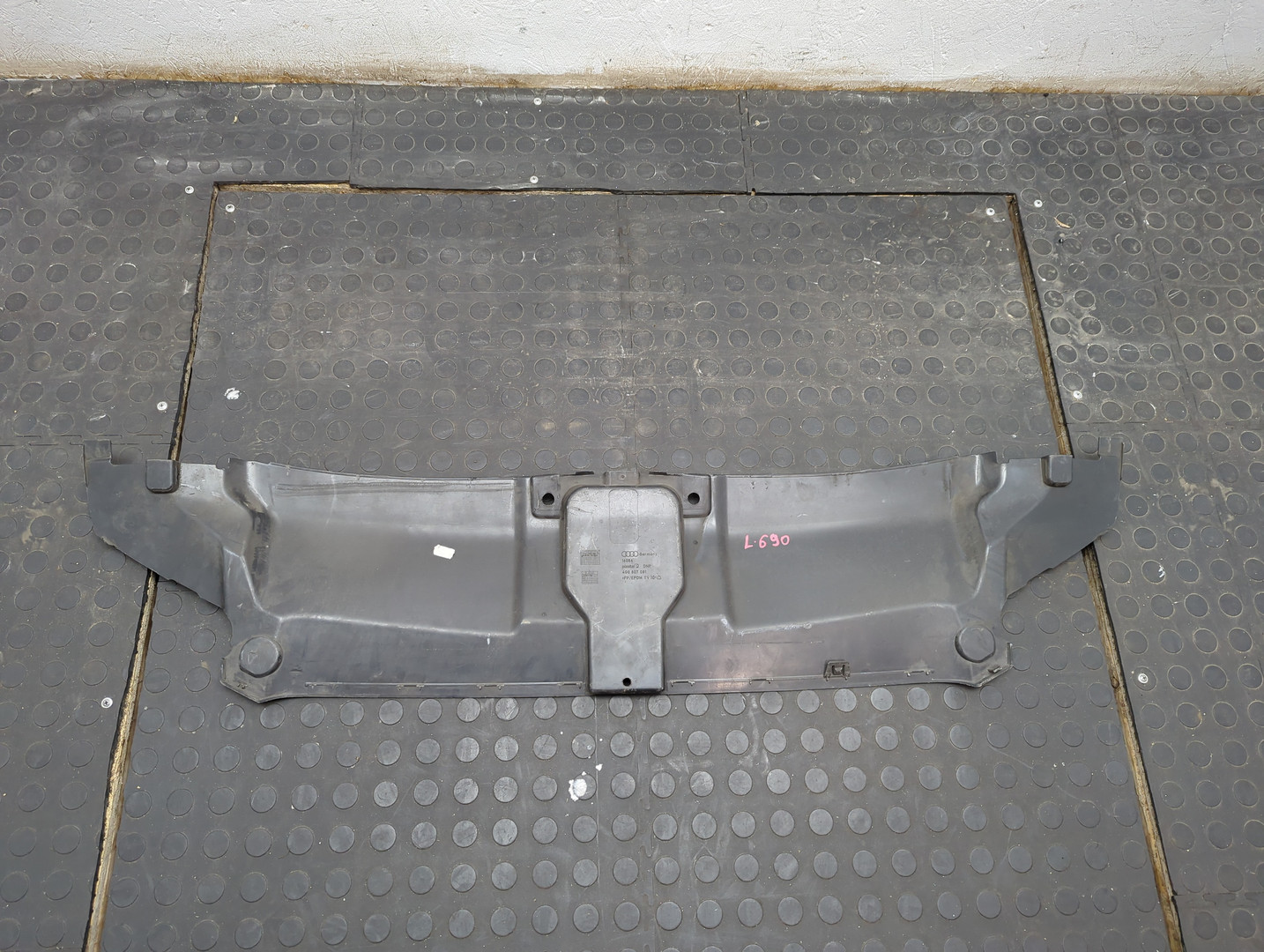 Кожух замка капота