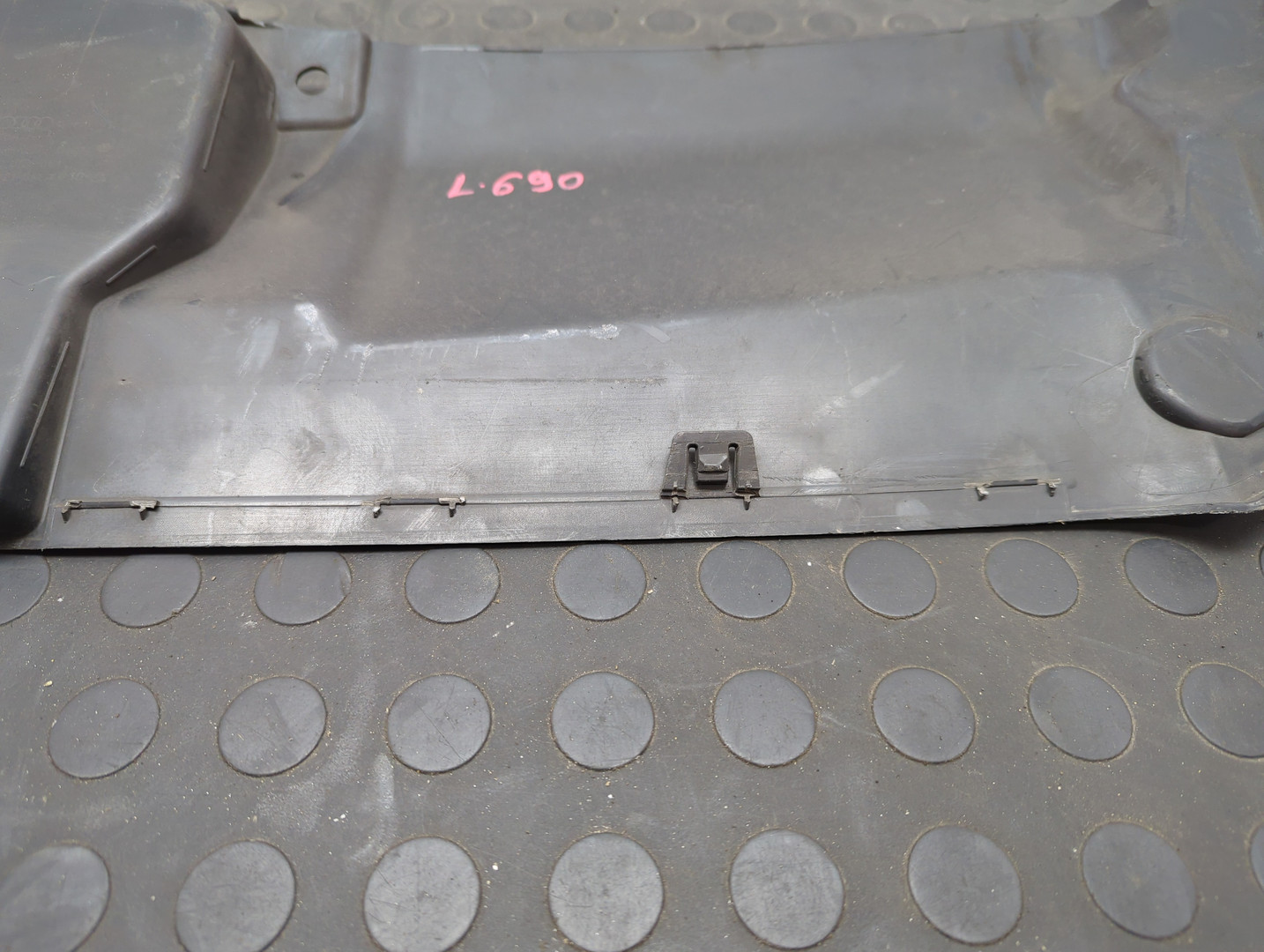 Кожух замка капота