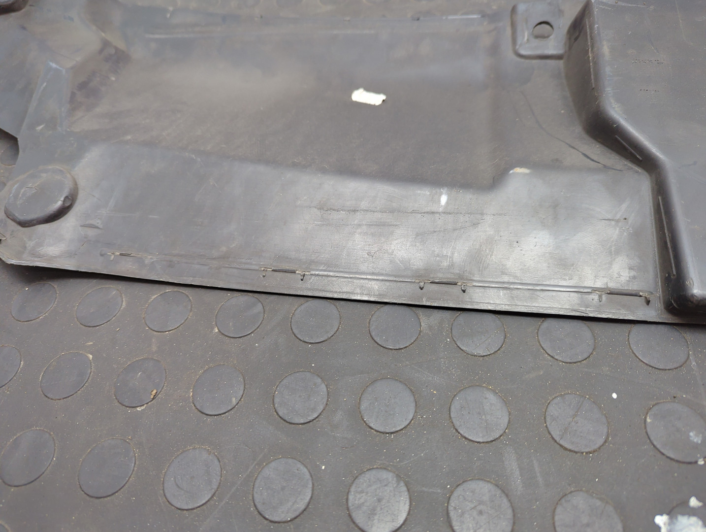 Кожух замка капота