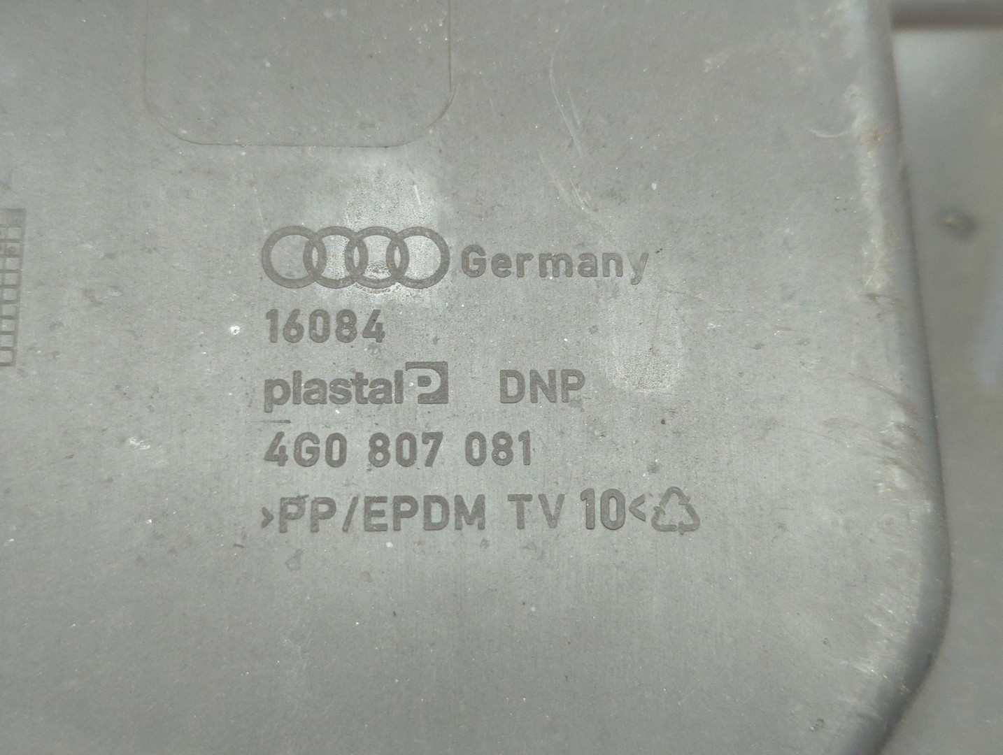 Кожух замка капота