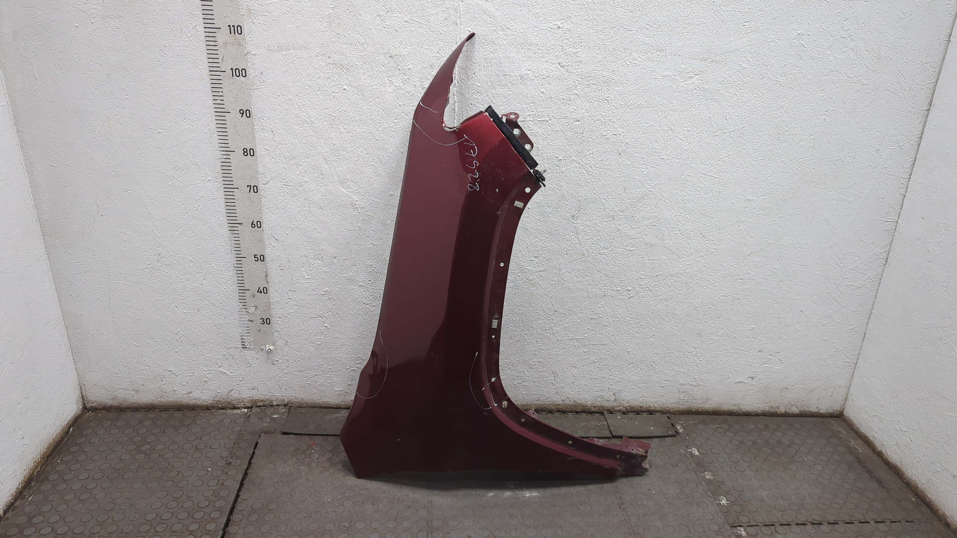 Крыло переднее правое