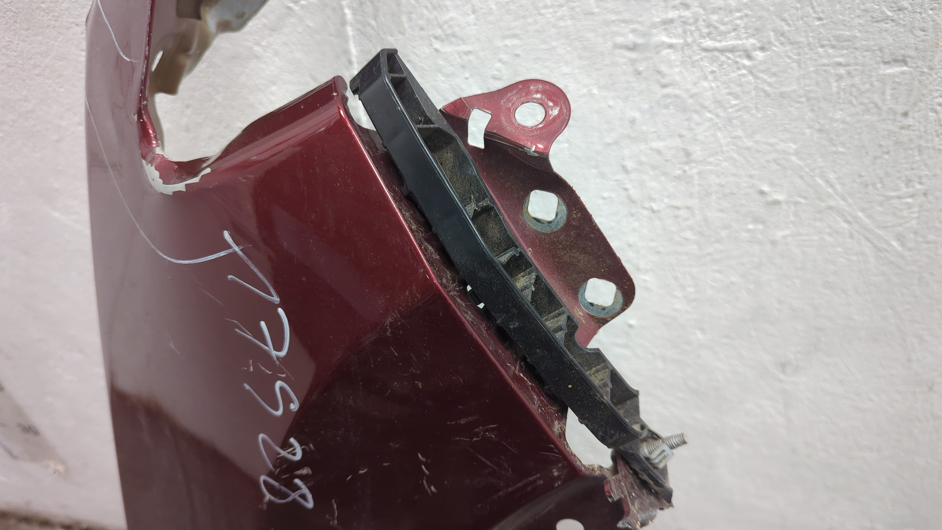 Крыло переднее правое