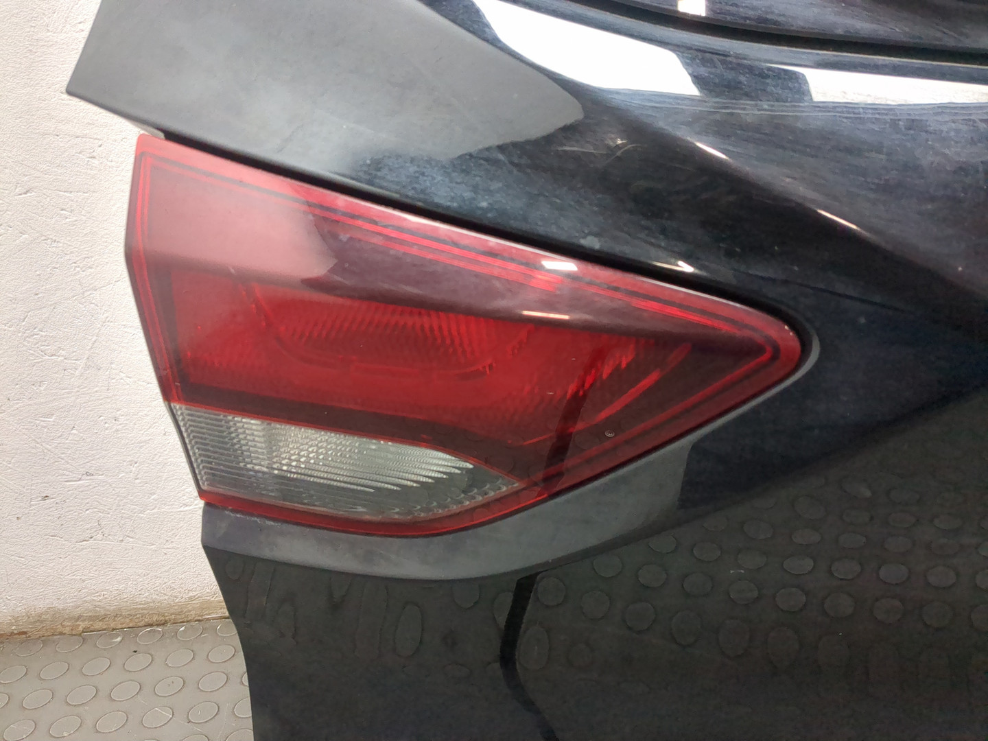 Дверь багажника