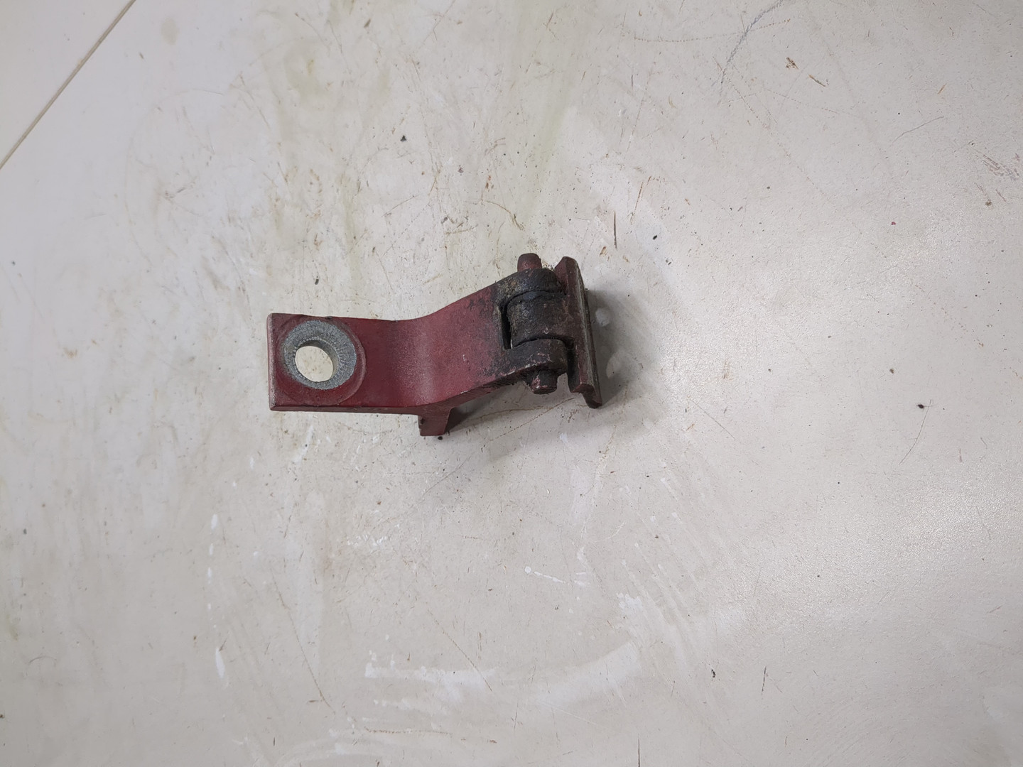 Петля двери передней