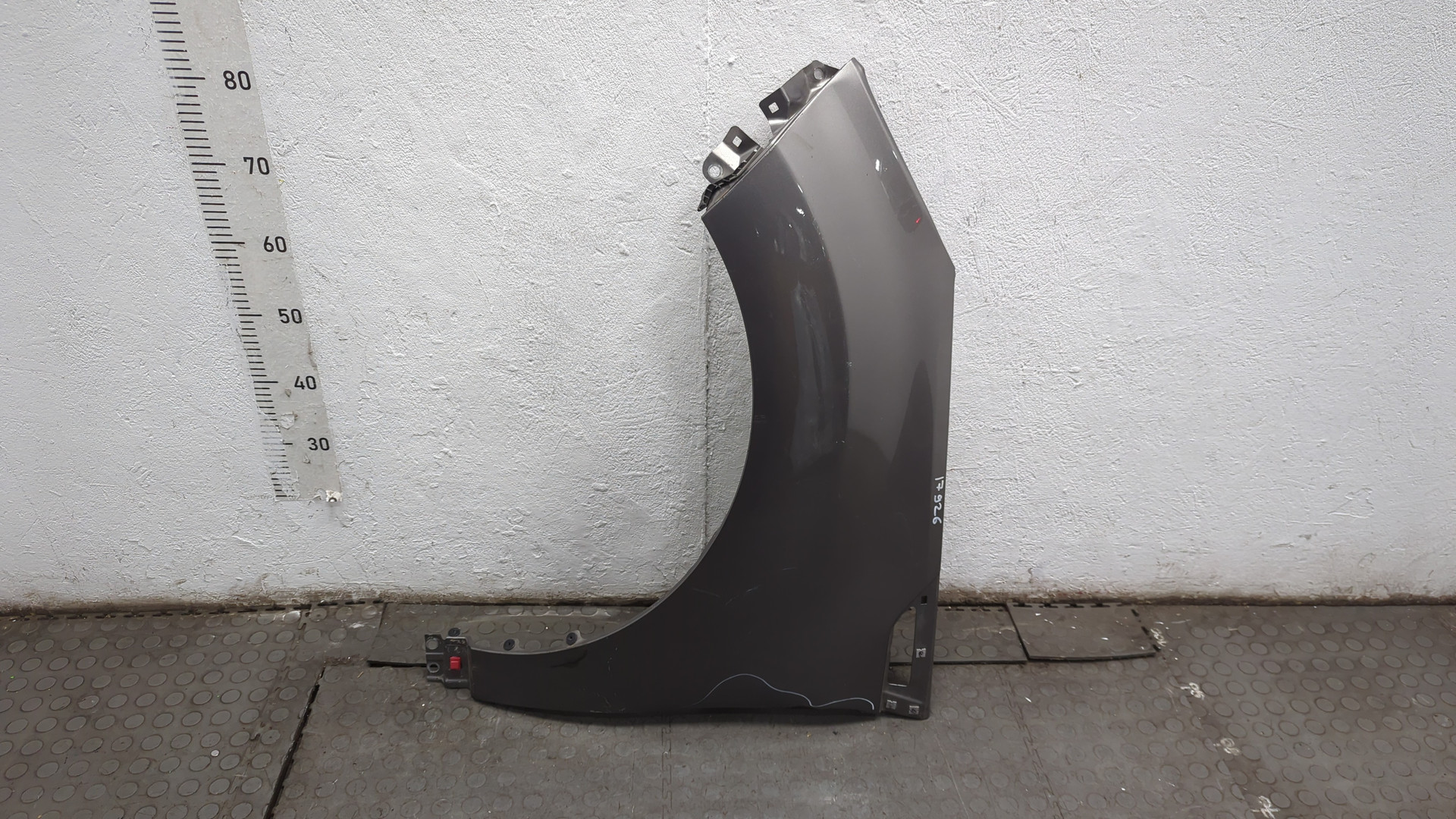 Крыло переднее левое