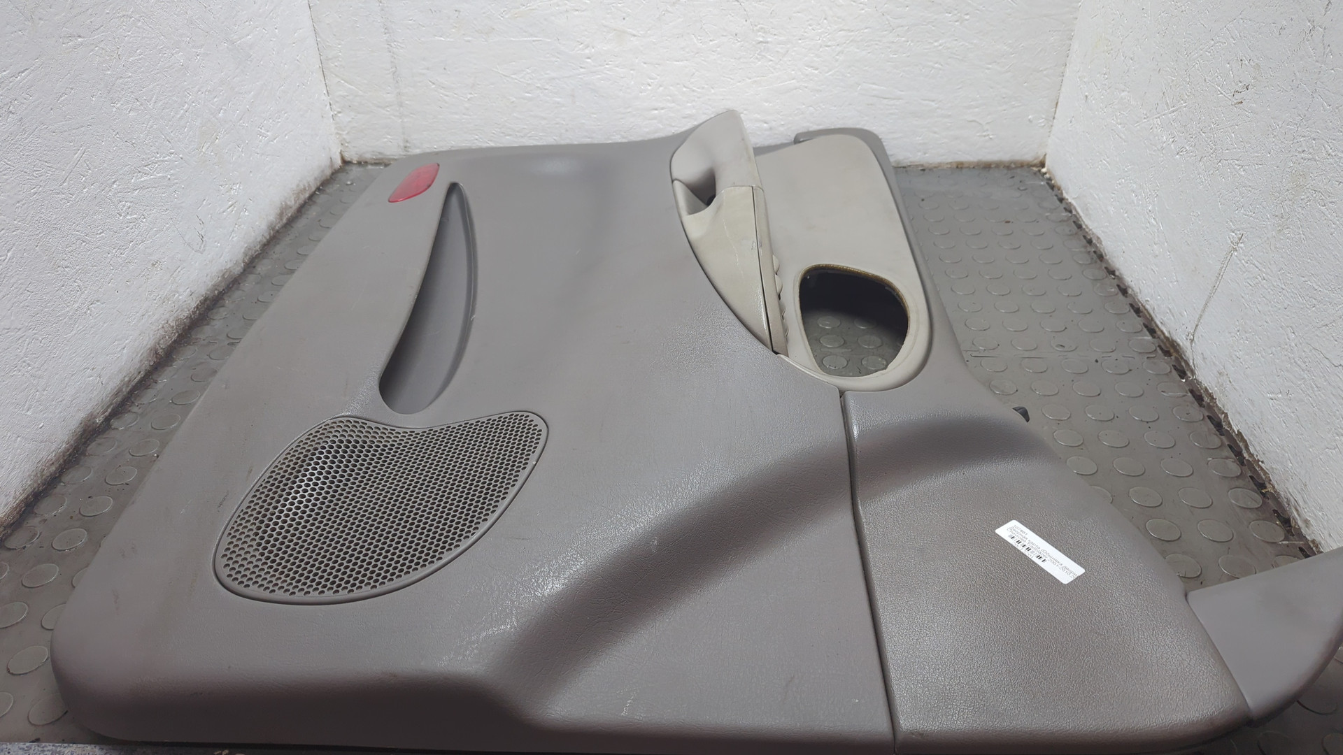 Обшивка двери передней левой