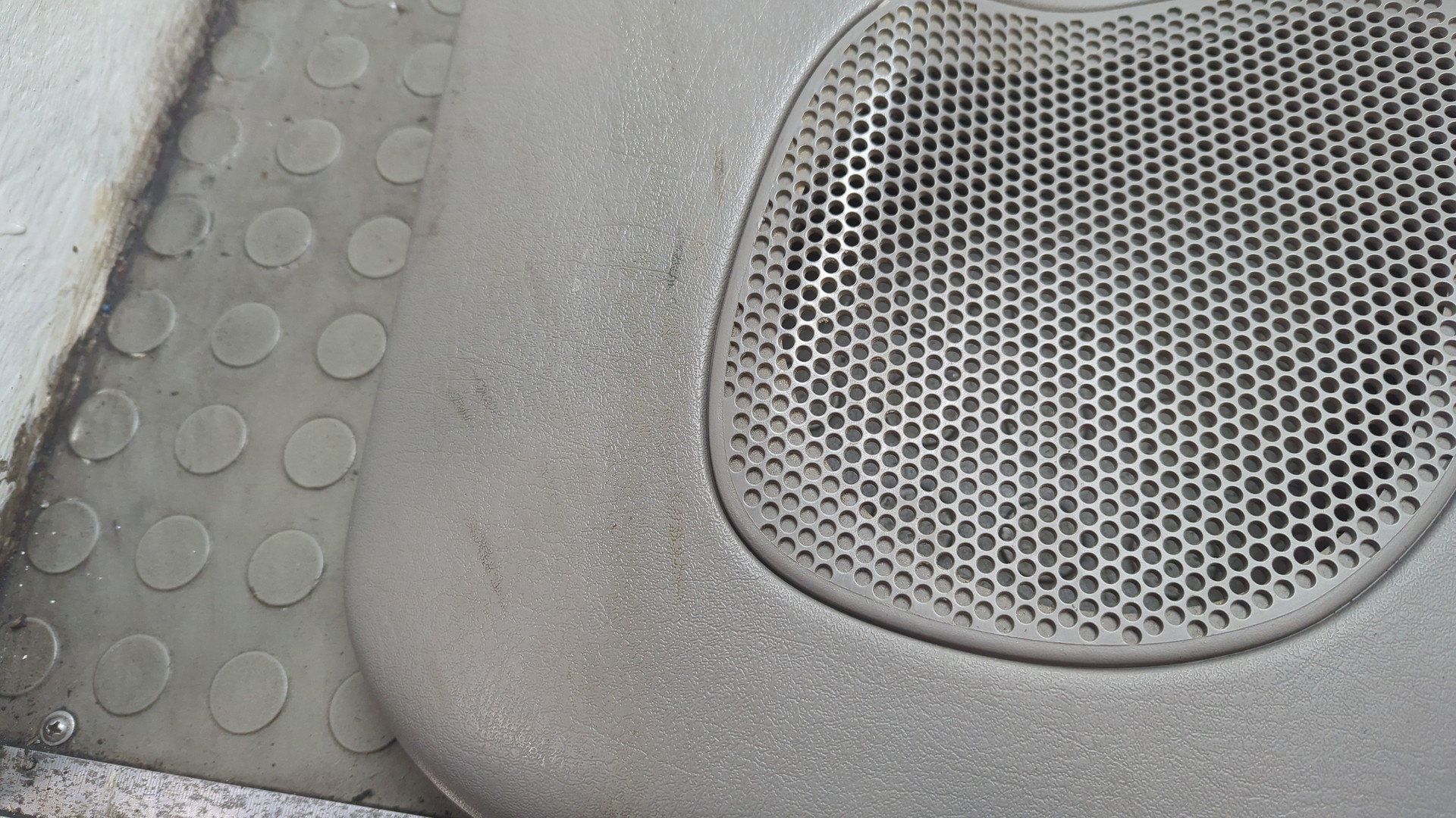 Обшивка двери передней левой