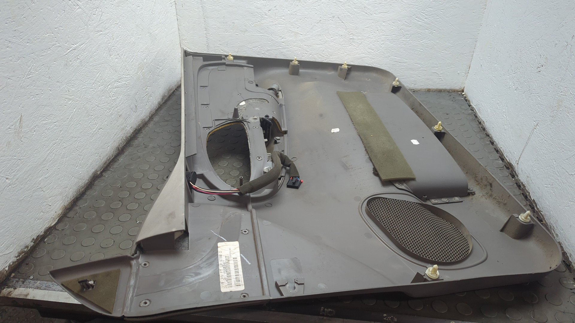 Обшивка двери передней левой