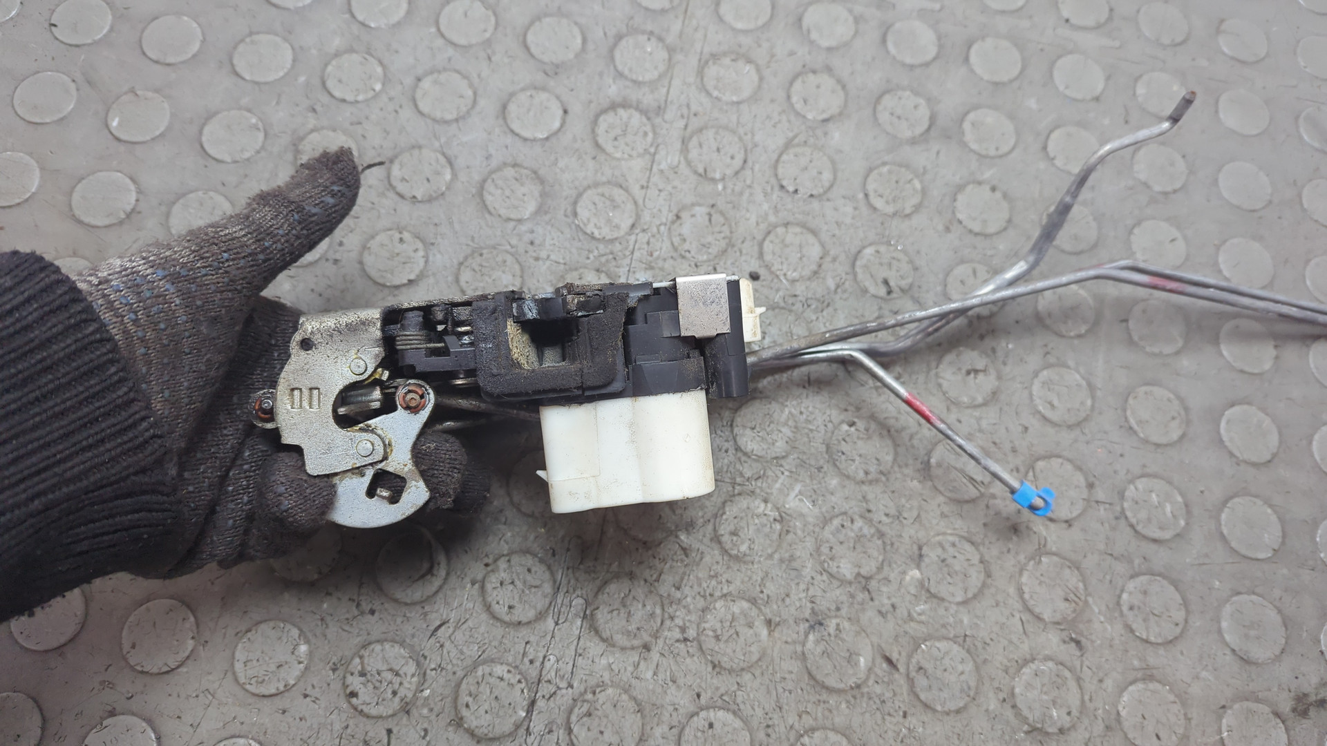 Замок двери передней левой