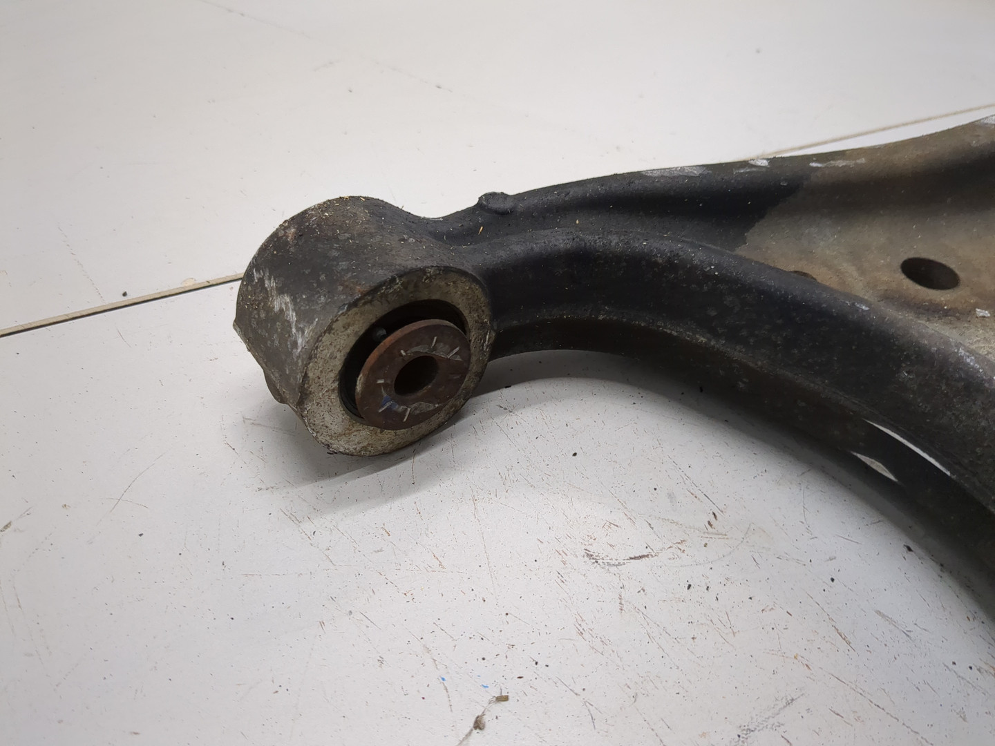 Рычаг передний правый