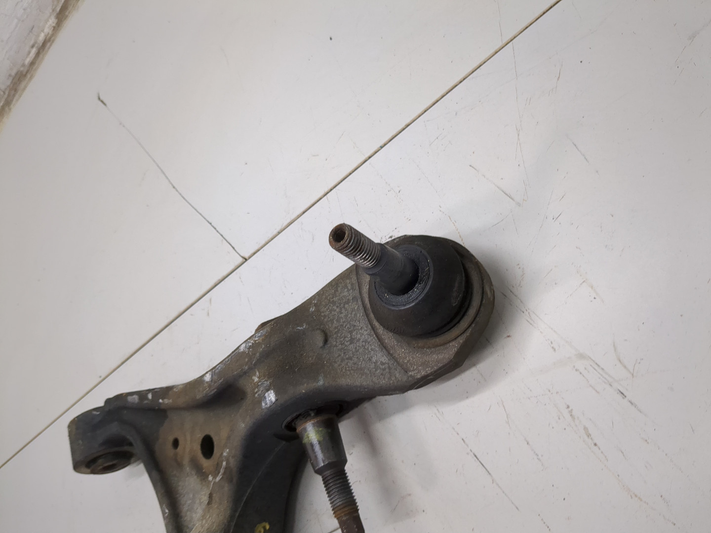 Рычаг передний правый