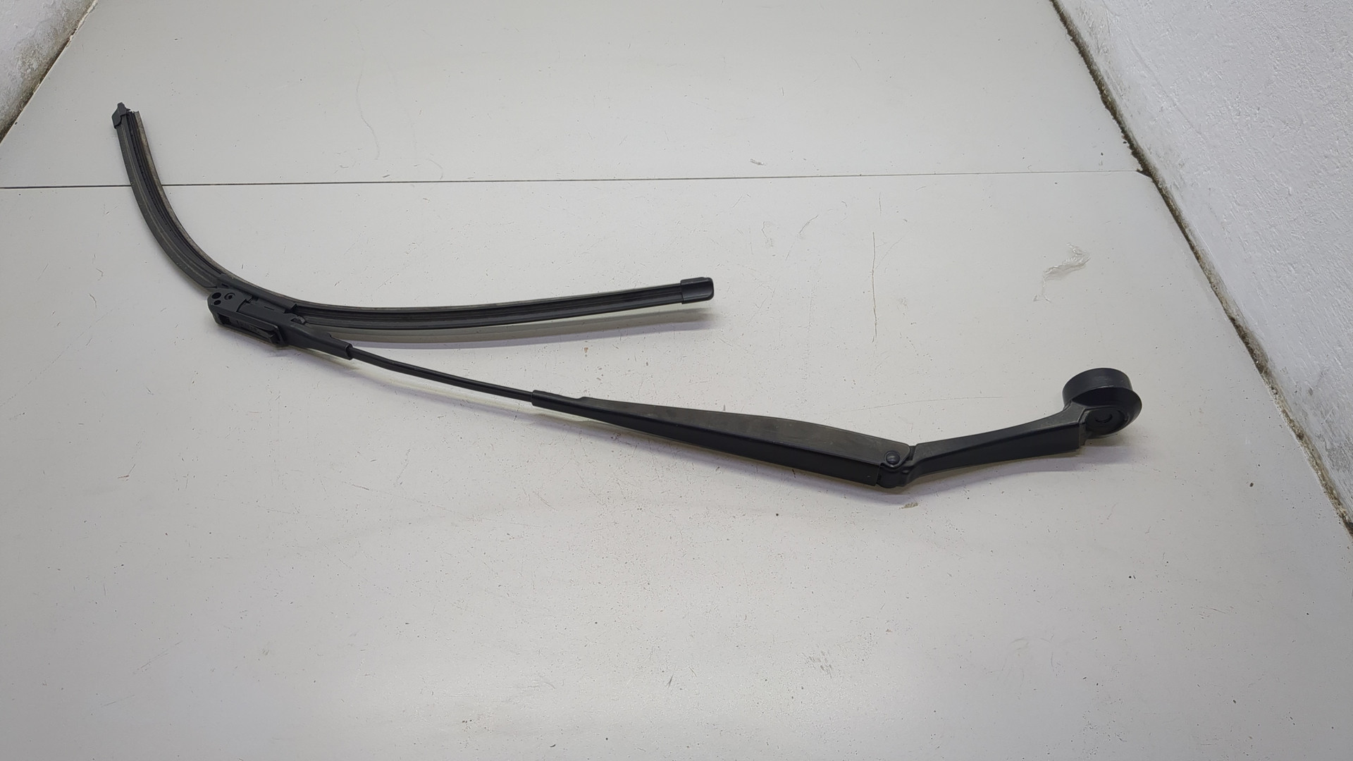 Поводок стеклоочистителя передний левый