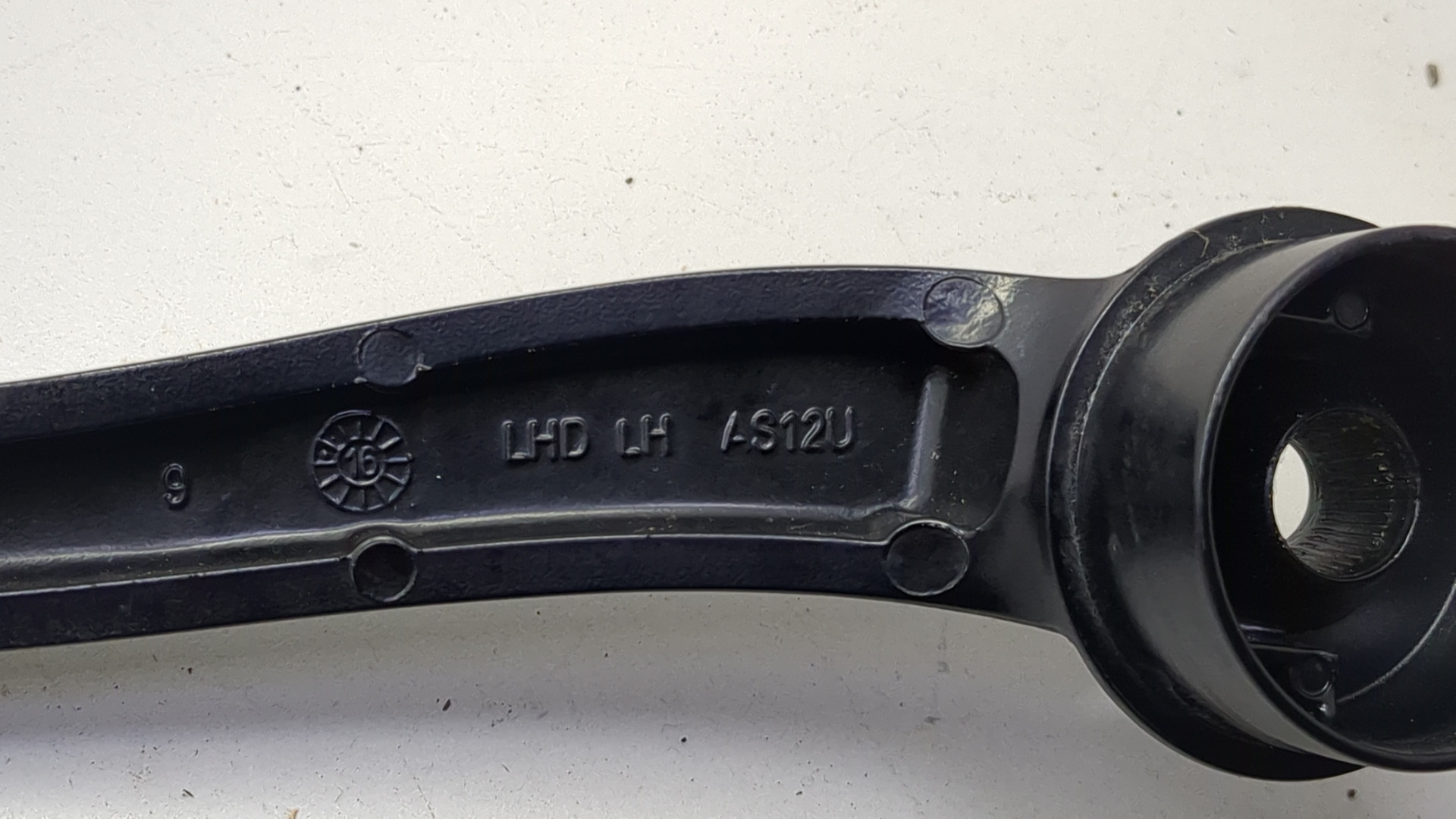 Поводок стеклоочистителя передний левый