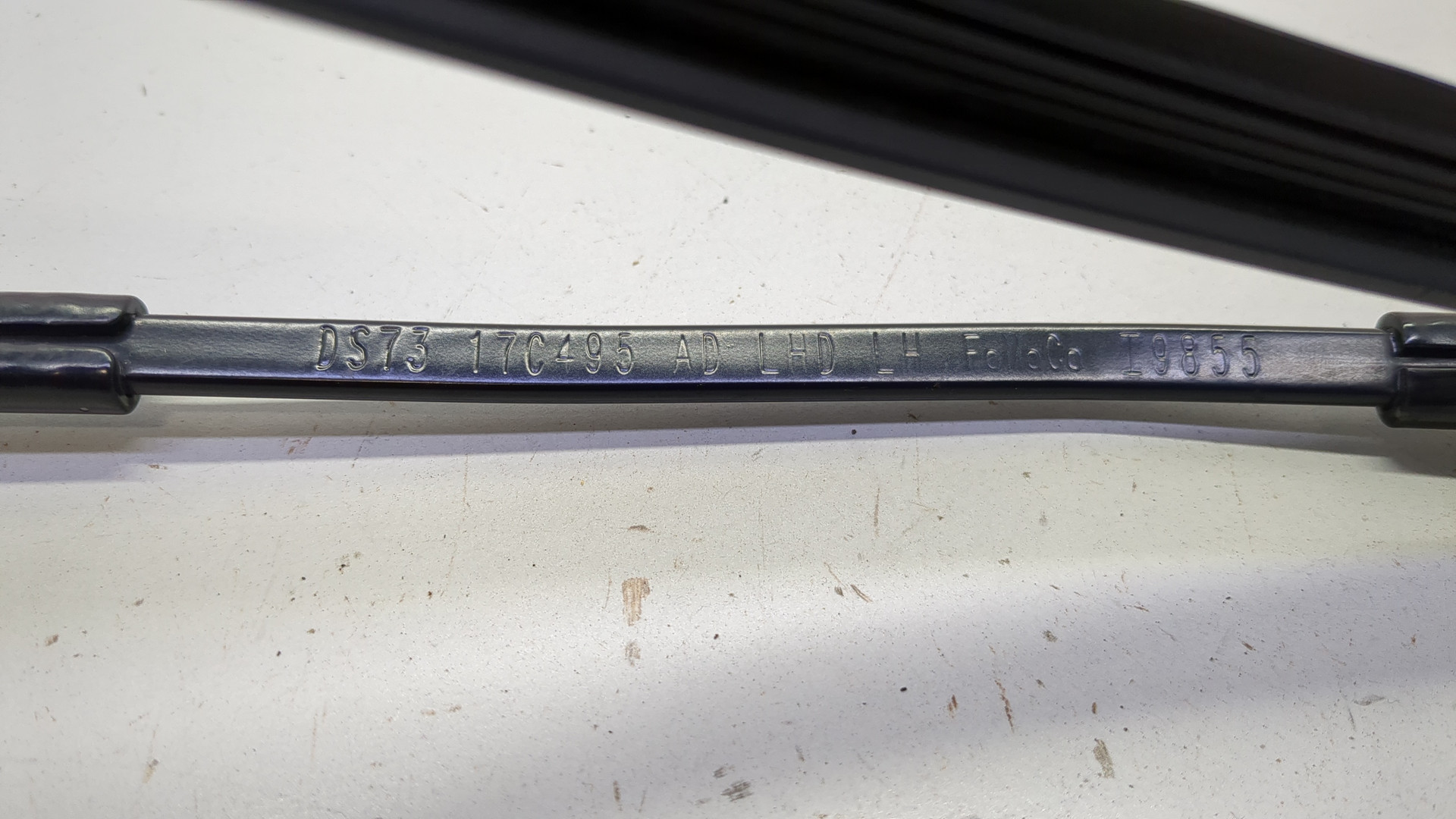 Поводок стеклоочистителя передний левый