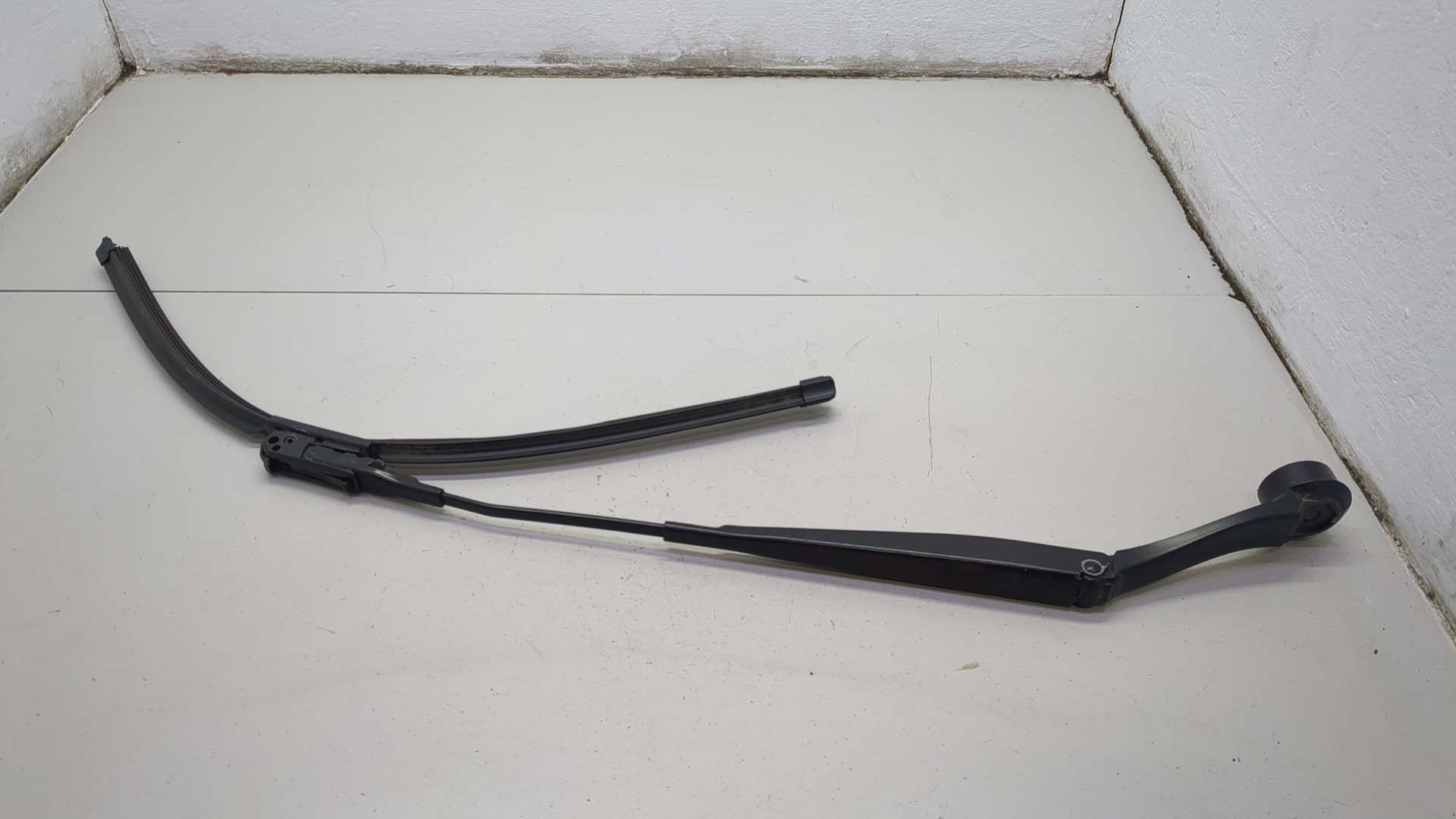 Поводок стеклоочистителя передний правый
