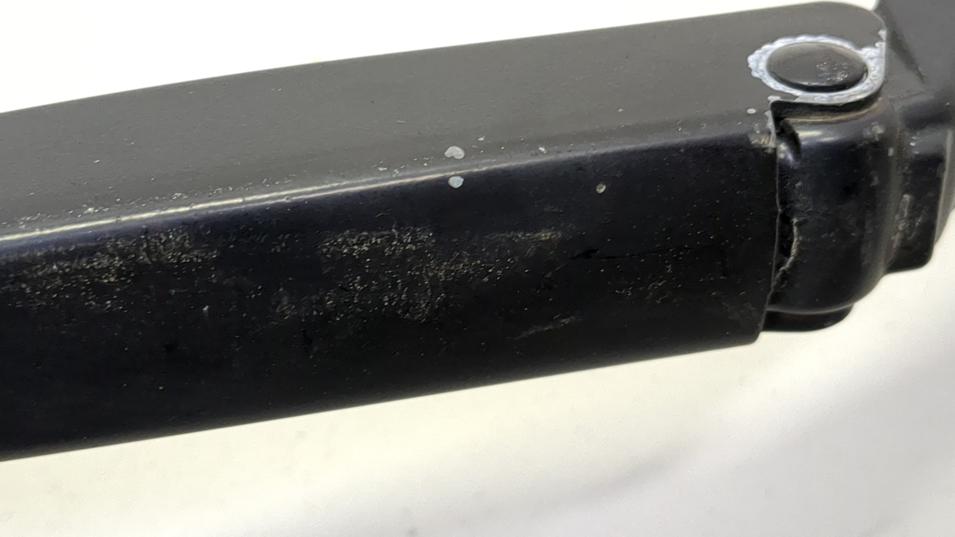 Поводок стеклоочистителя передний правый