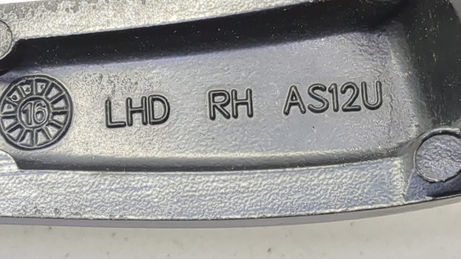 Поводок стеклоочистителя передний правый