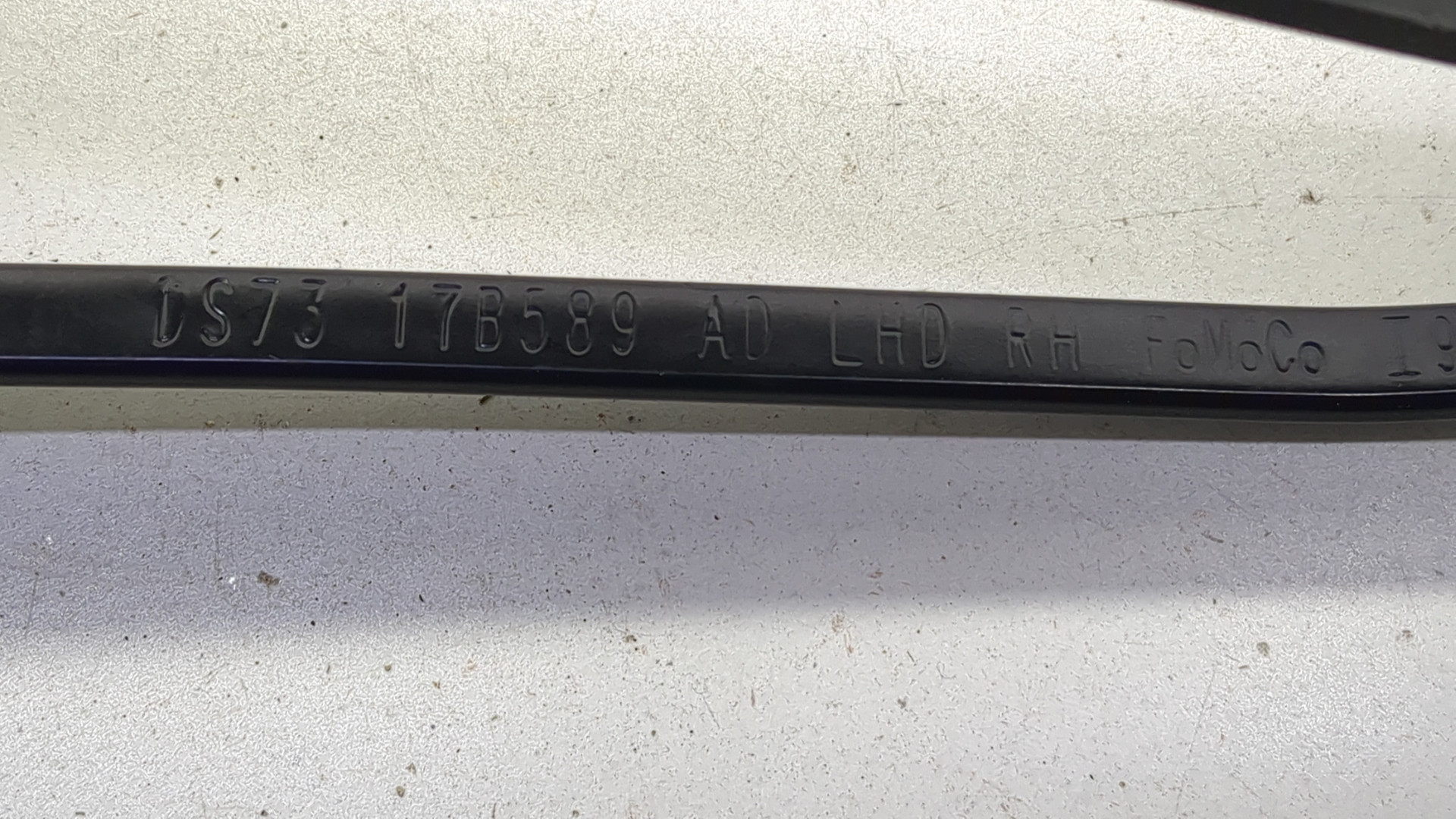 Поводок стеклоочистителя передний правый