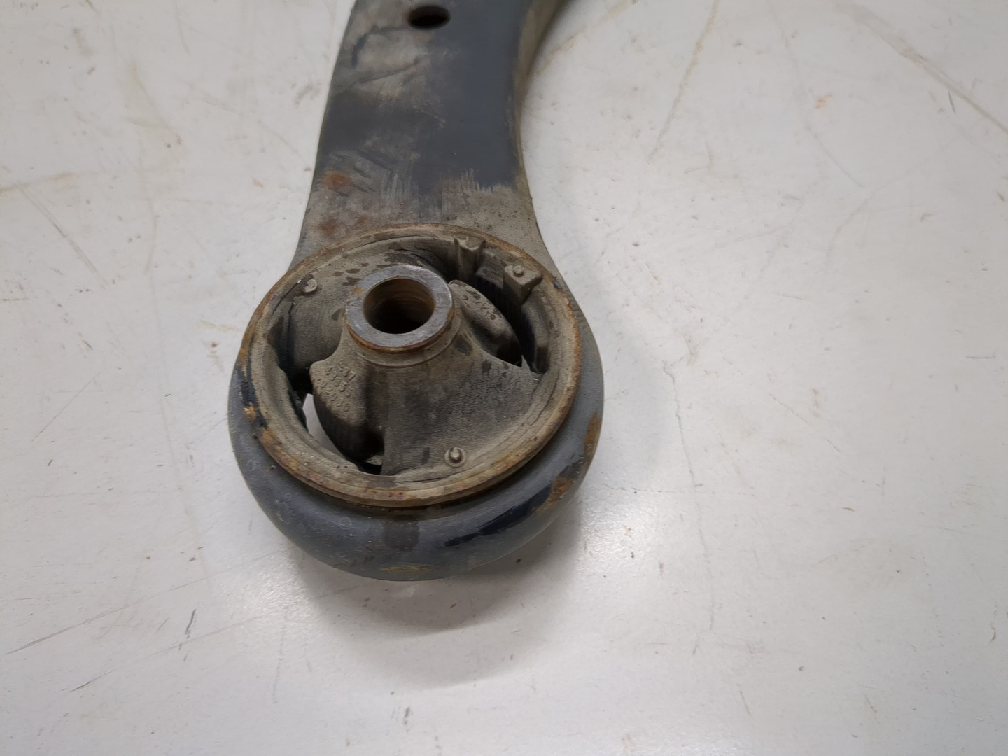 Рычаг передний правый