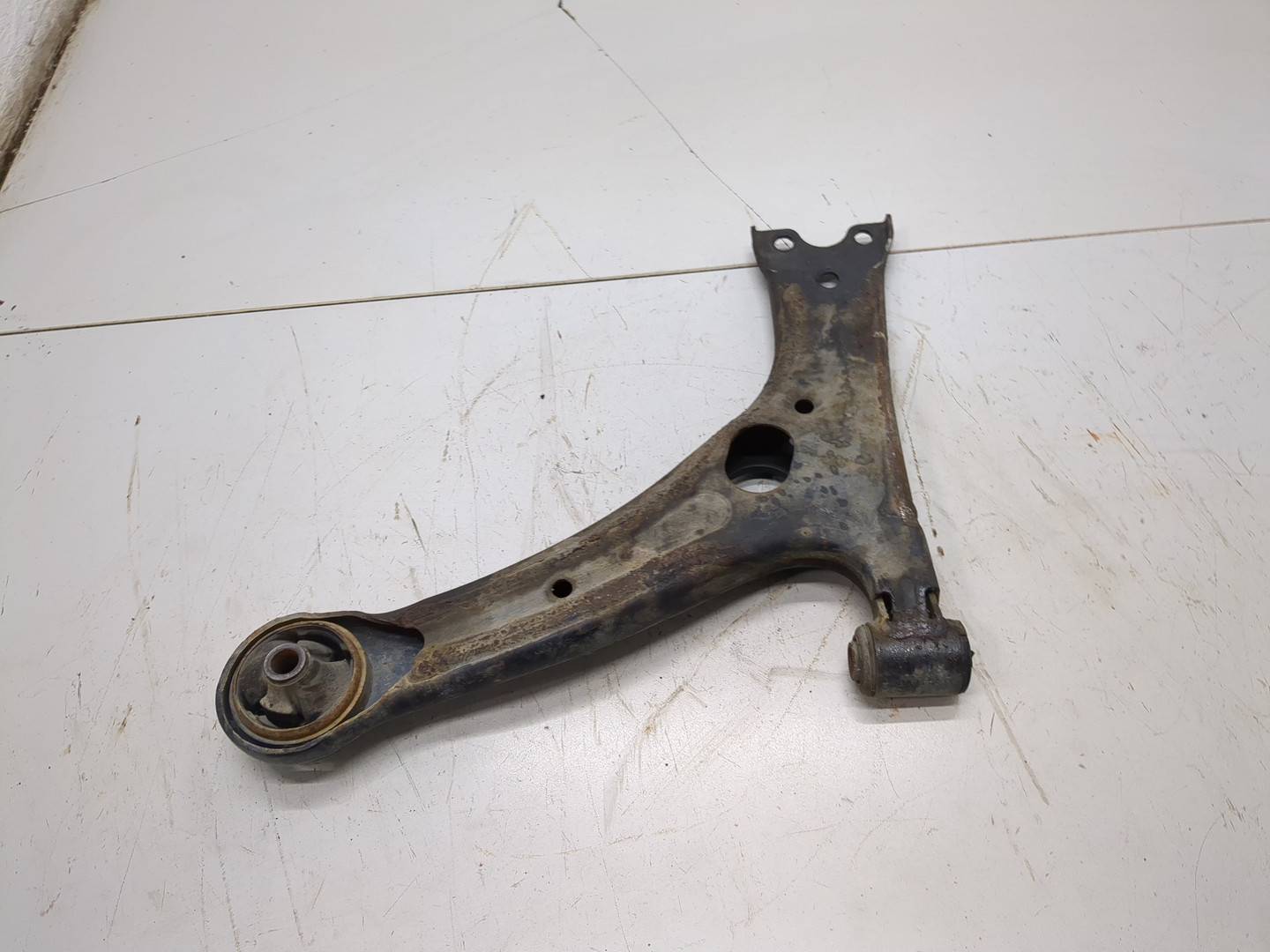 Рычаг передний правый