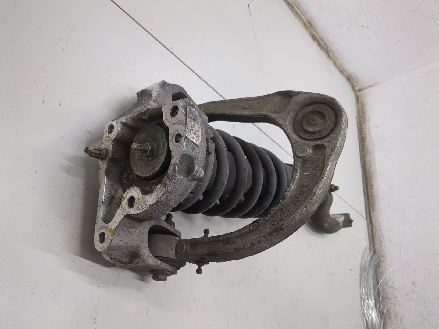 Амортизатор передний левый