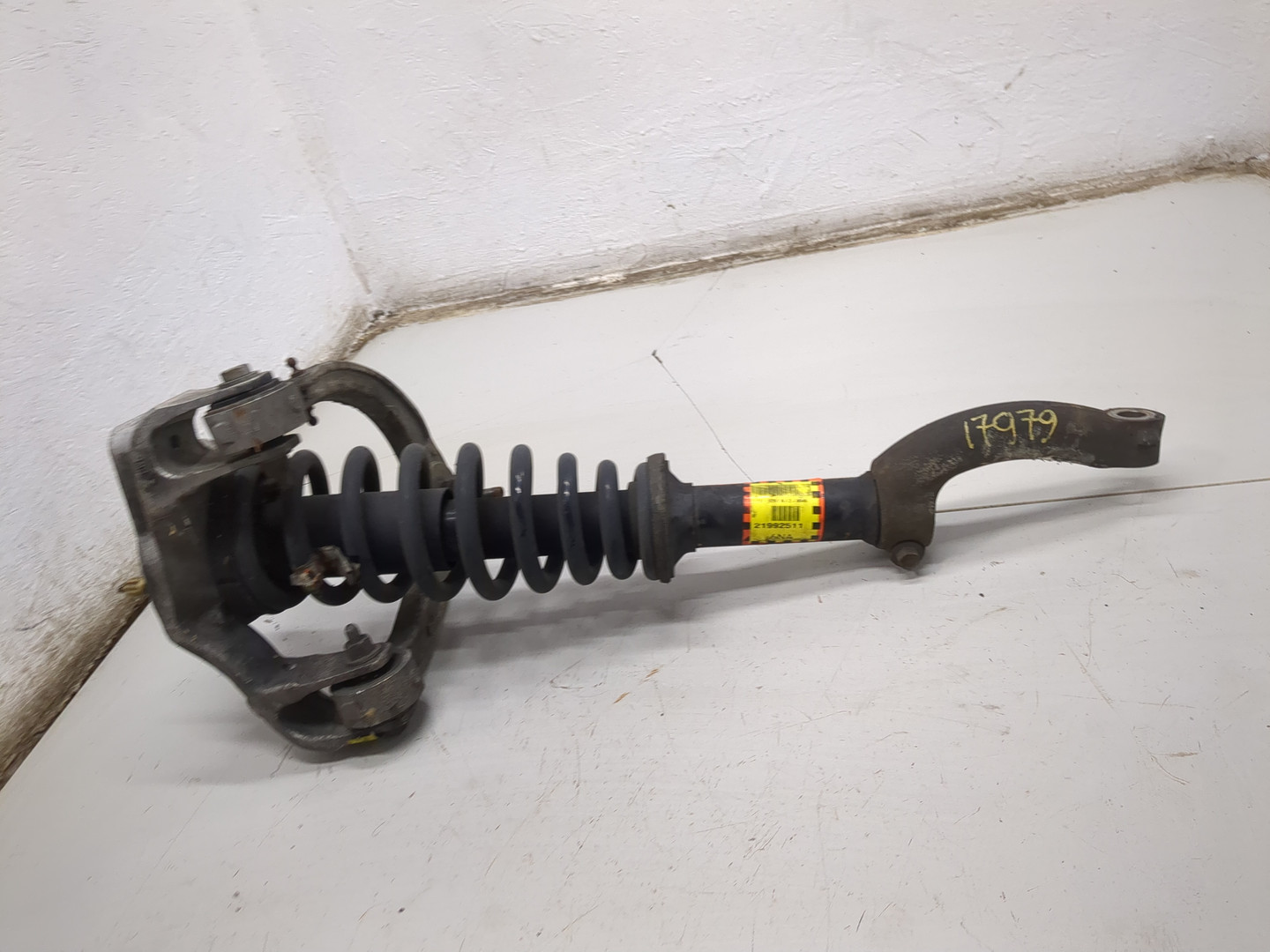 Амортизатор передний левый