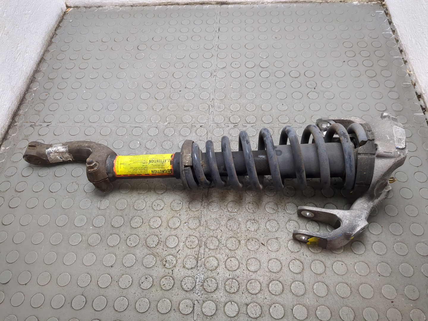 Амортизатор передний левый