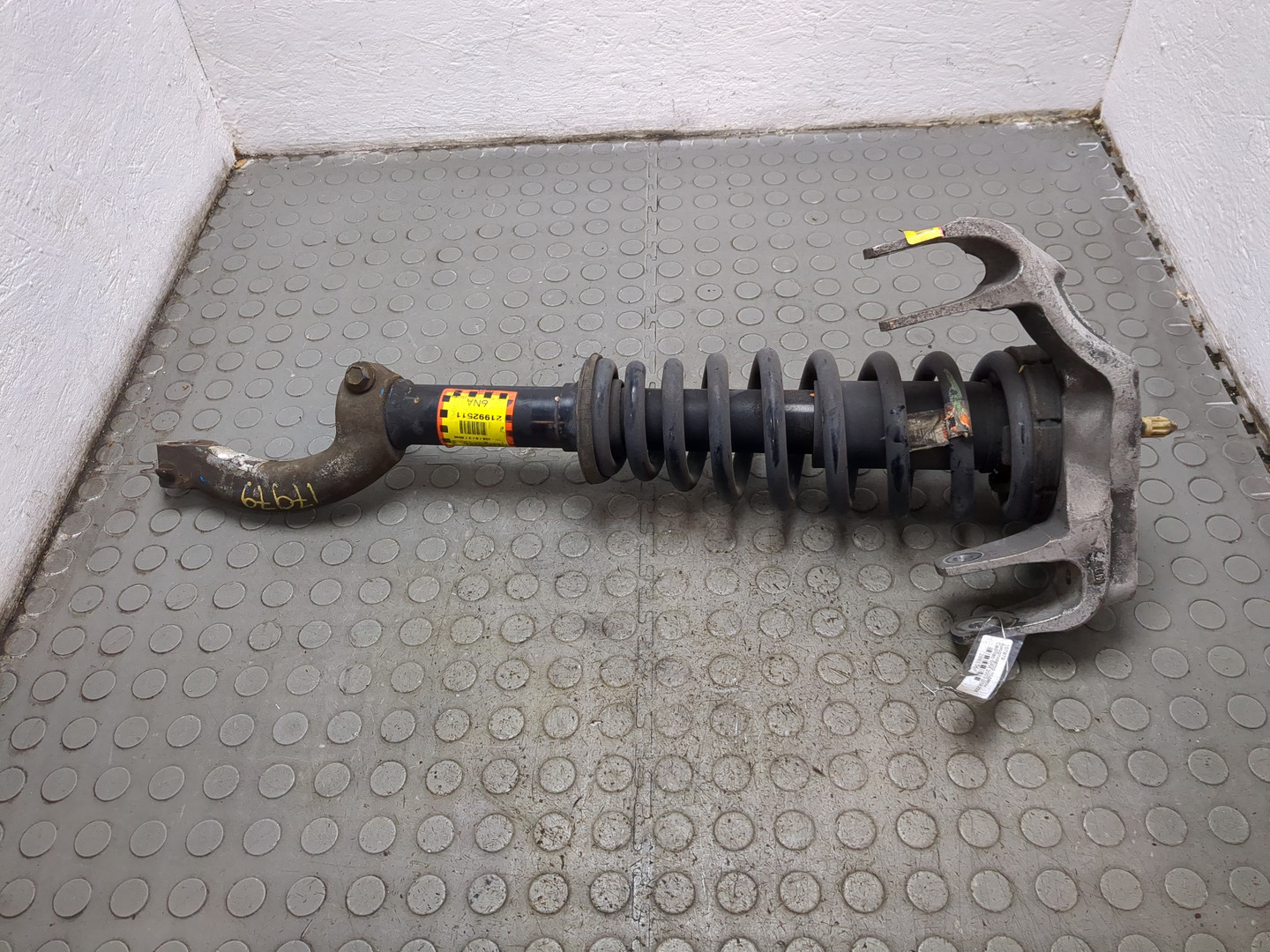 Амортизатор передний левый