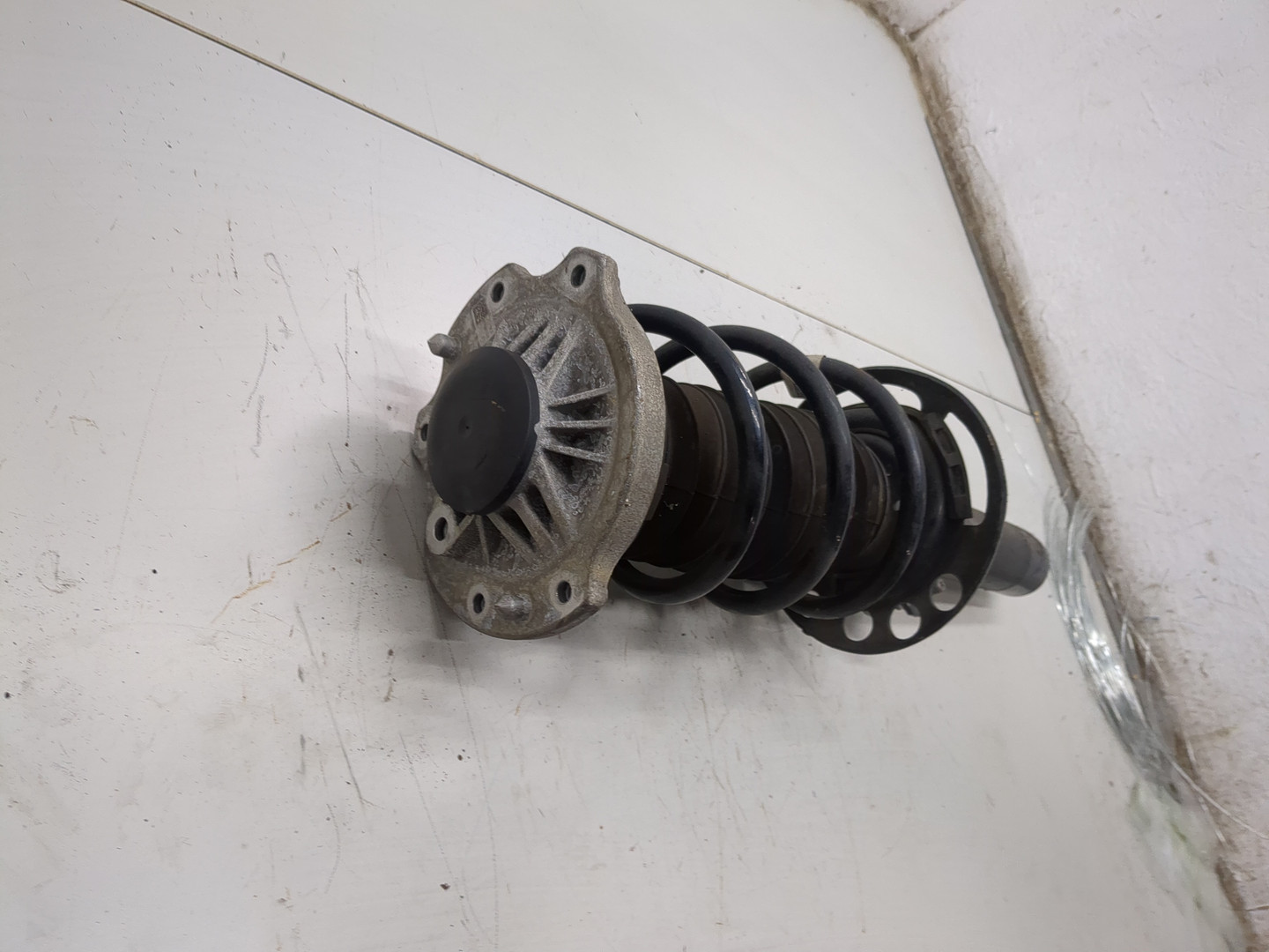 Амортизатор передний правый