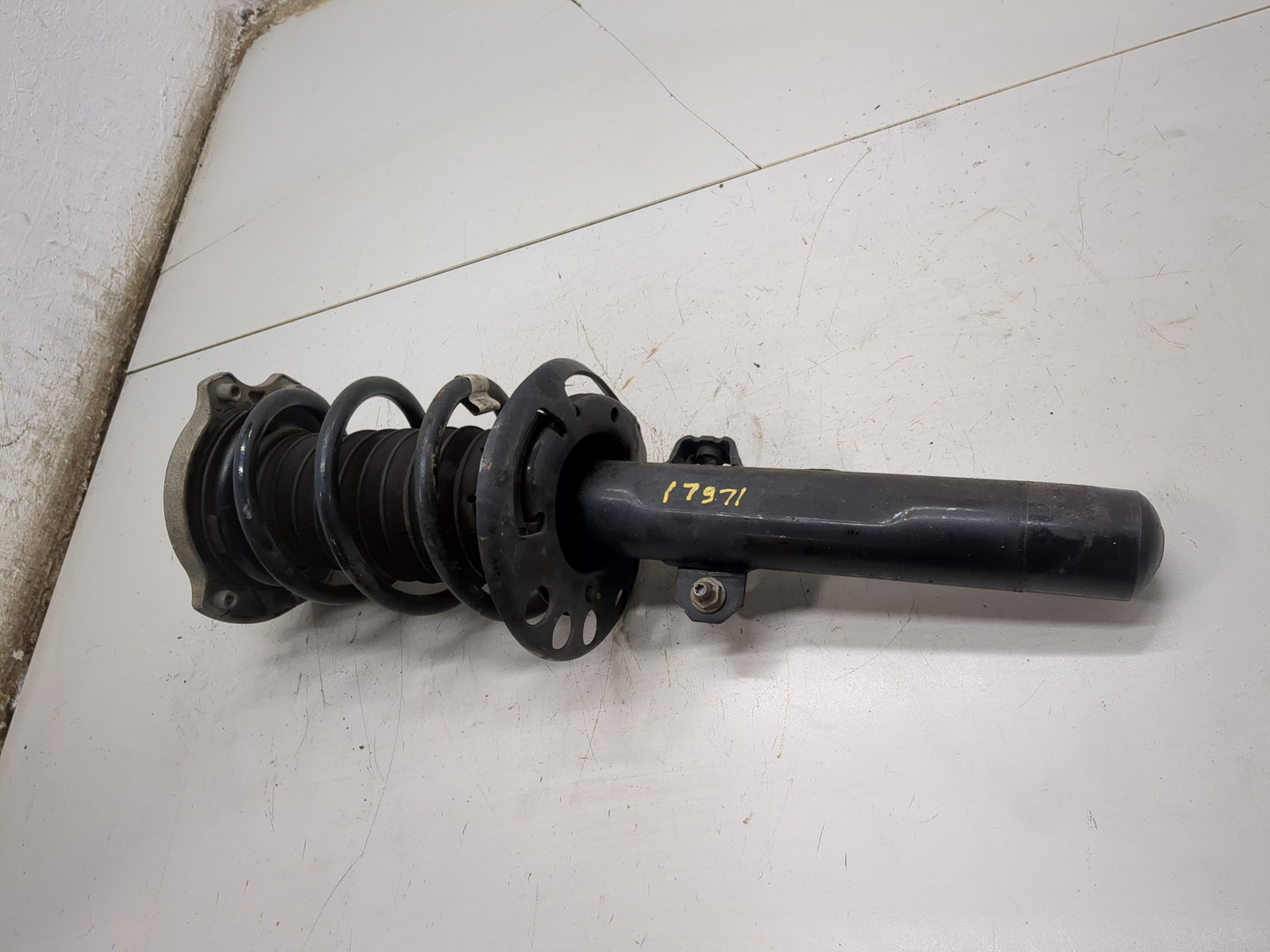 Амортизатор передний правый