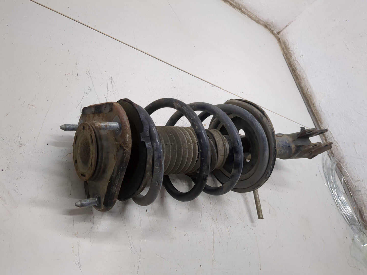 Амортизатор передний правый